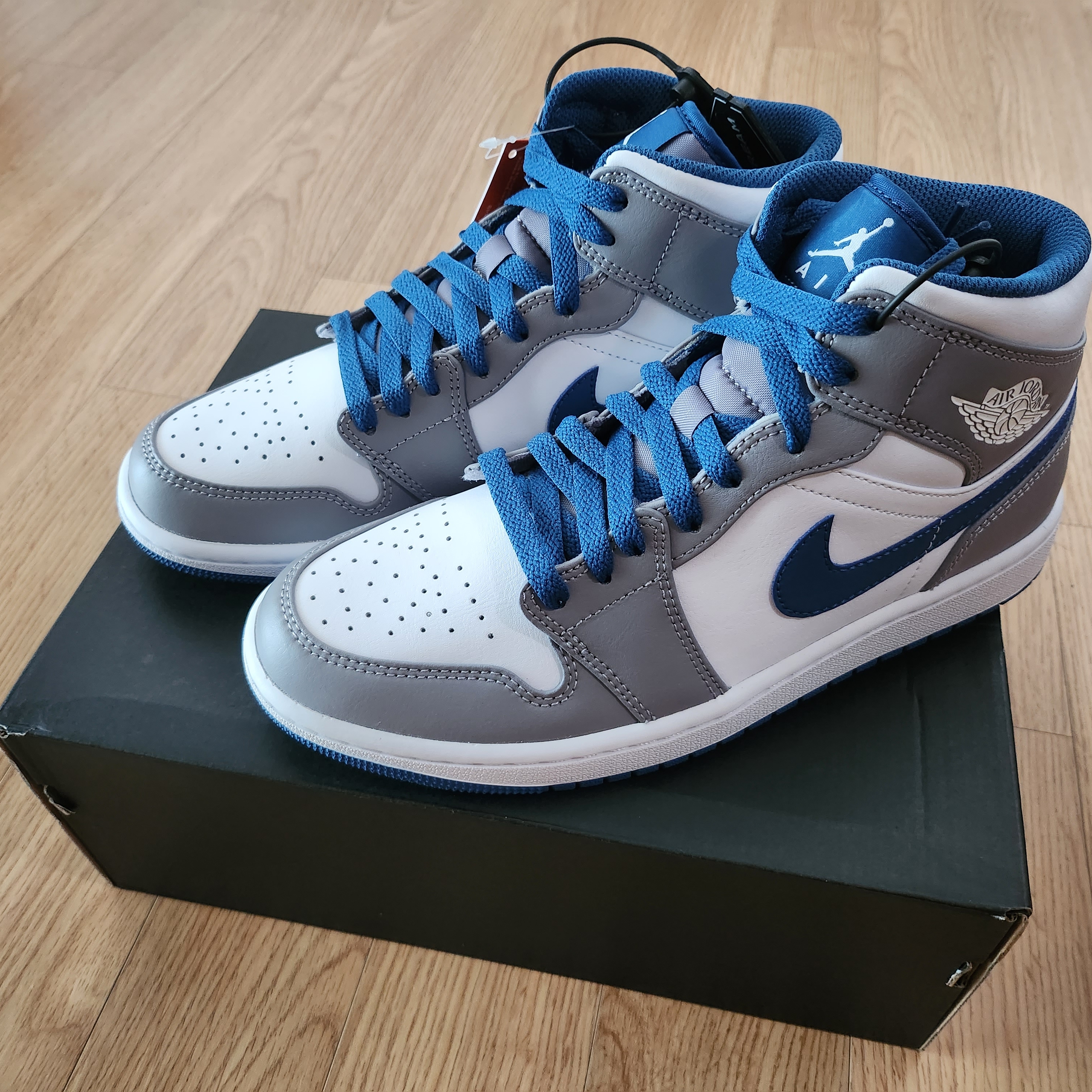 Jordan 1 Mid Cement Grey True Blue 착용 스타일 - 3