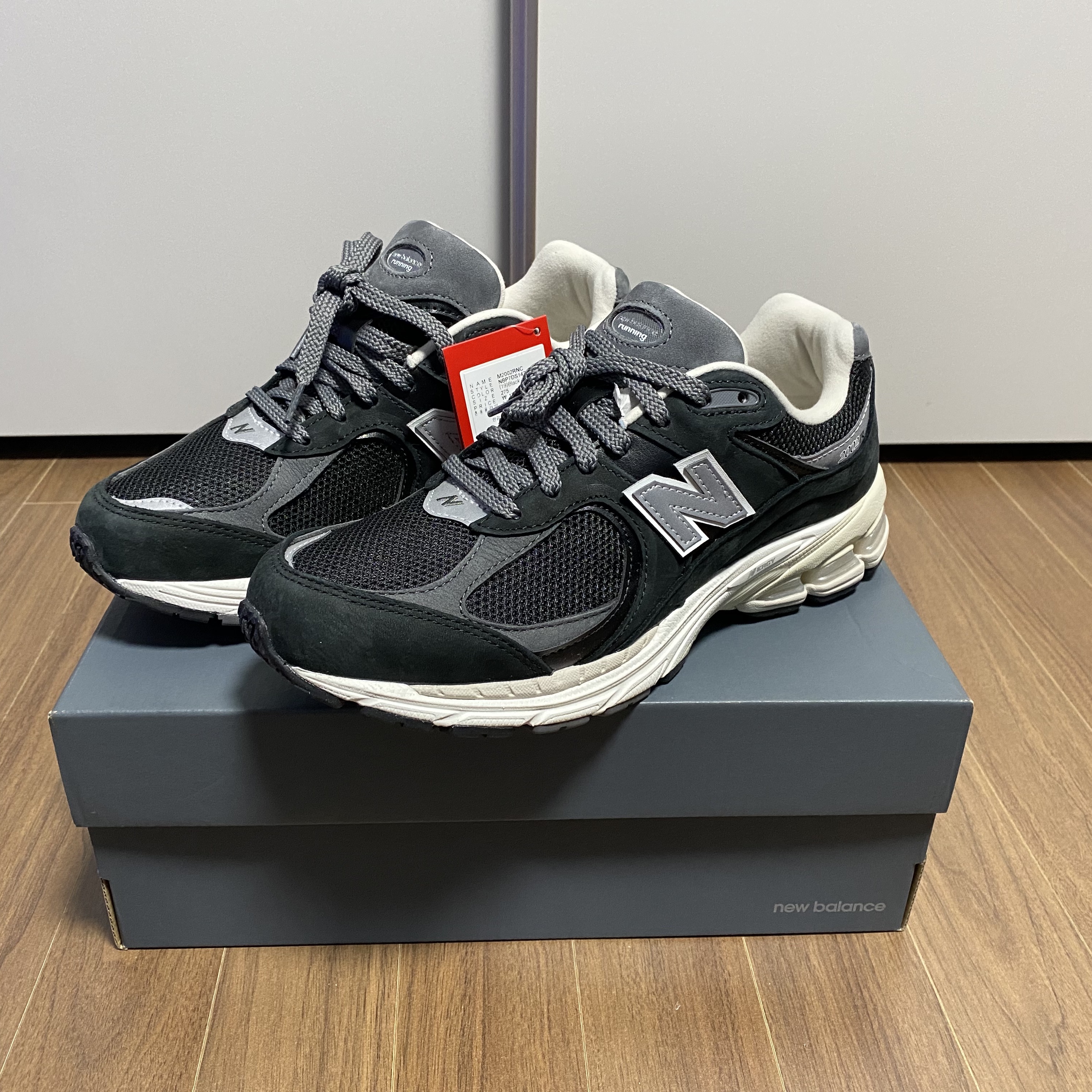 New Balance 2002R Premium Vintage Black 착용 스타일