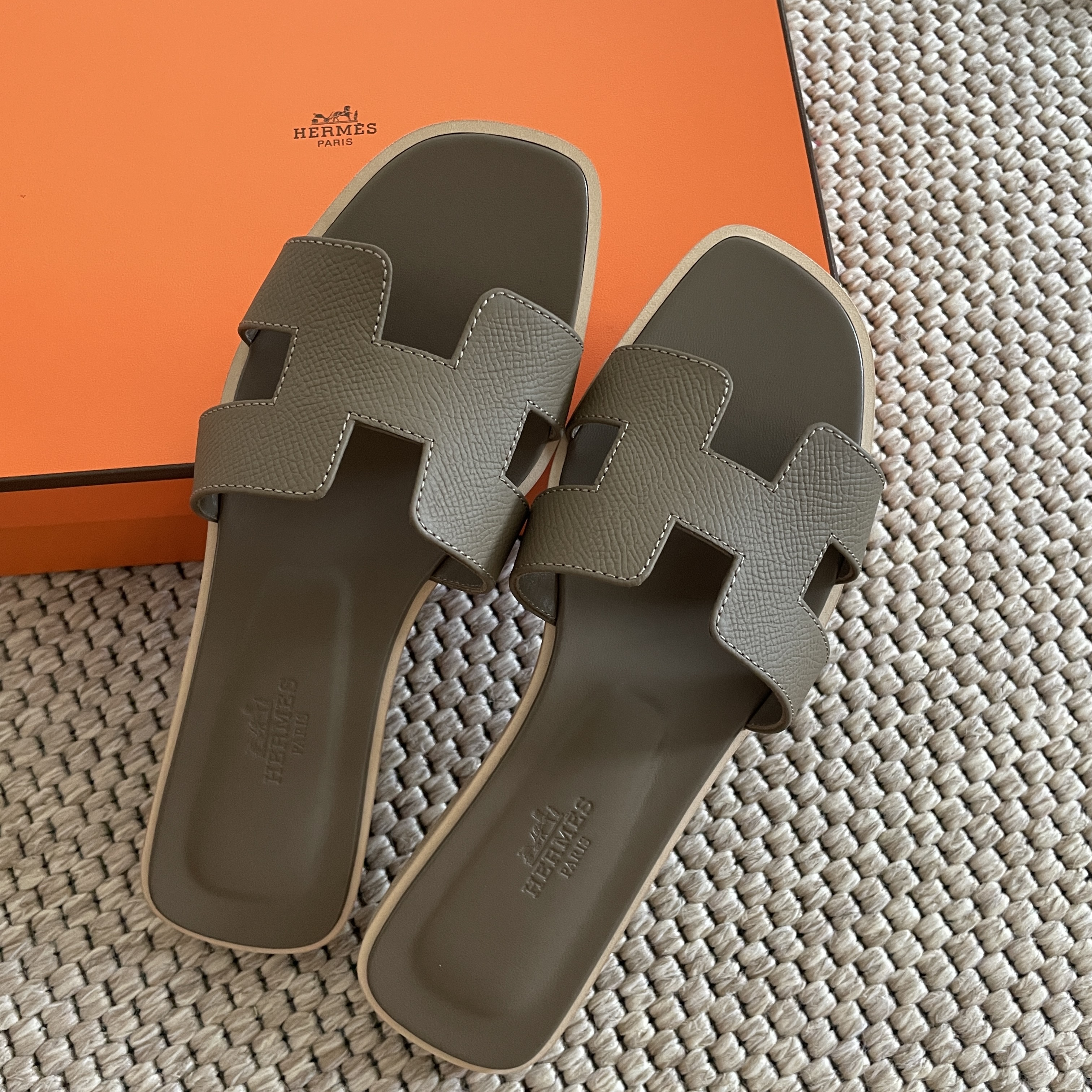 (W) Hermes Oran Sandal Epsom & Etoupe 착용 스타일