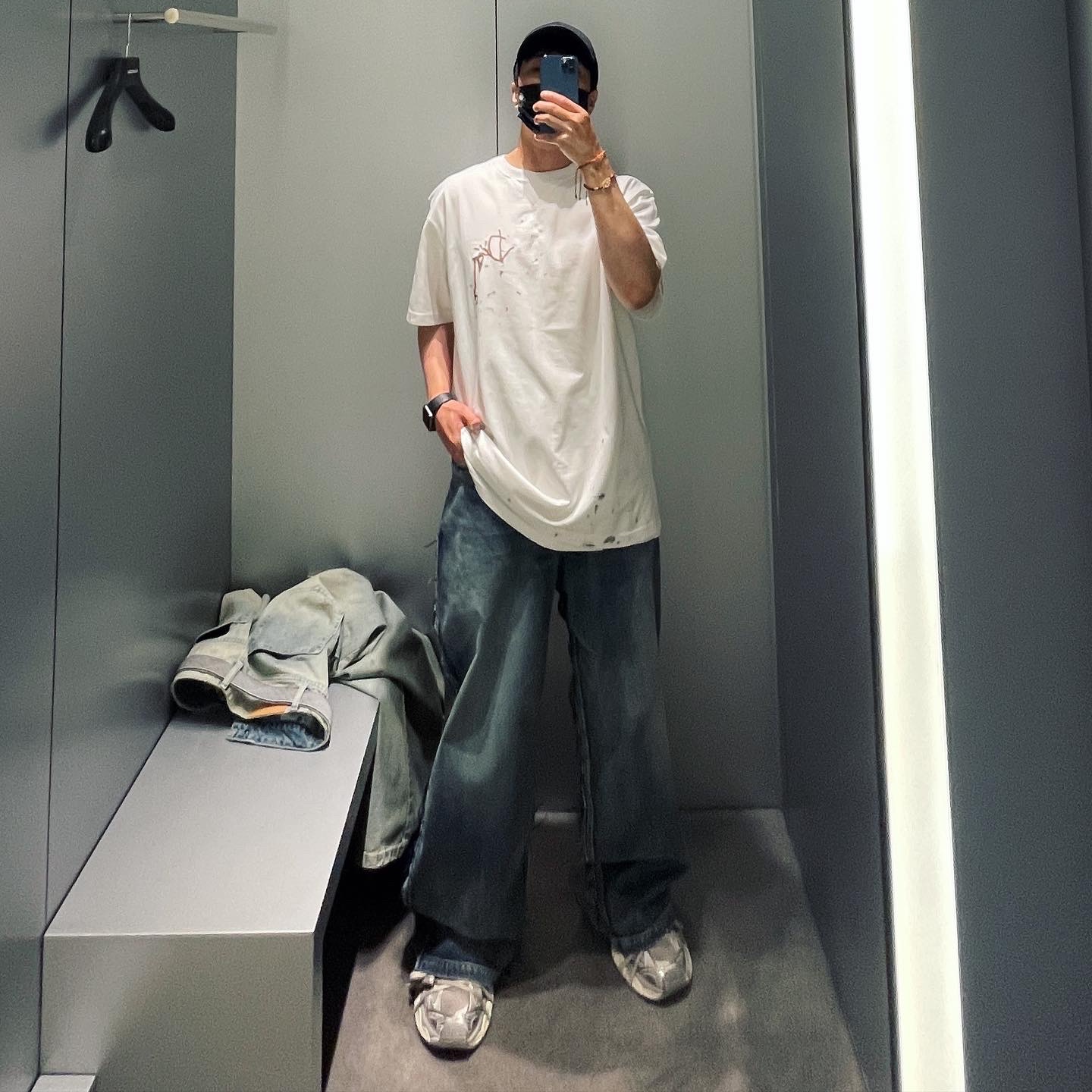 Balenciaga Hybrid Baggy Pants Light Blue, Balenciaga 3XL Sneakers Light Beige 착용 스타일 - 1
