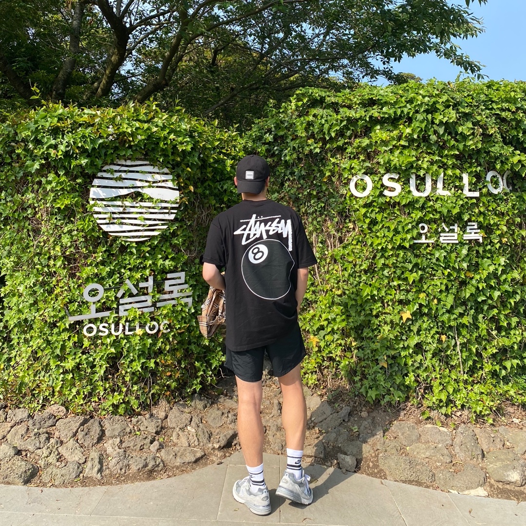 Stussy 8 Ball T-Shirt Black - 22SS, New Balance 993 Made in USA Grey - D Standard 착용 스타일