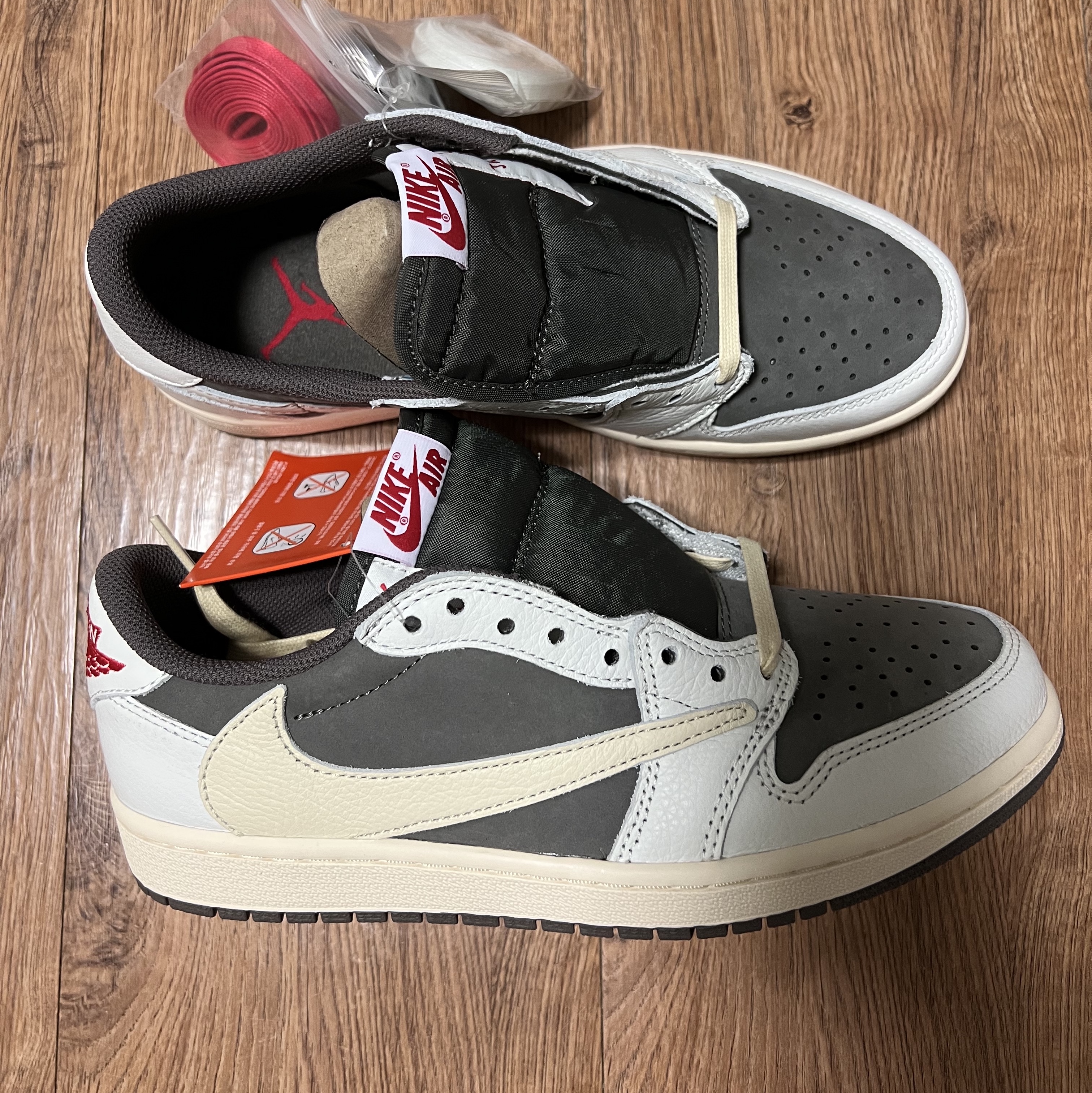Jordan 1 x Travis Scott Retro Low OG SP Sail and Ridgerock 착용 스타일