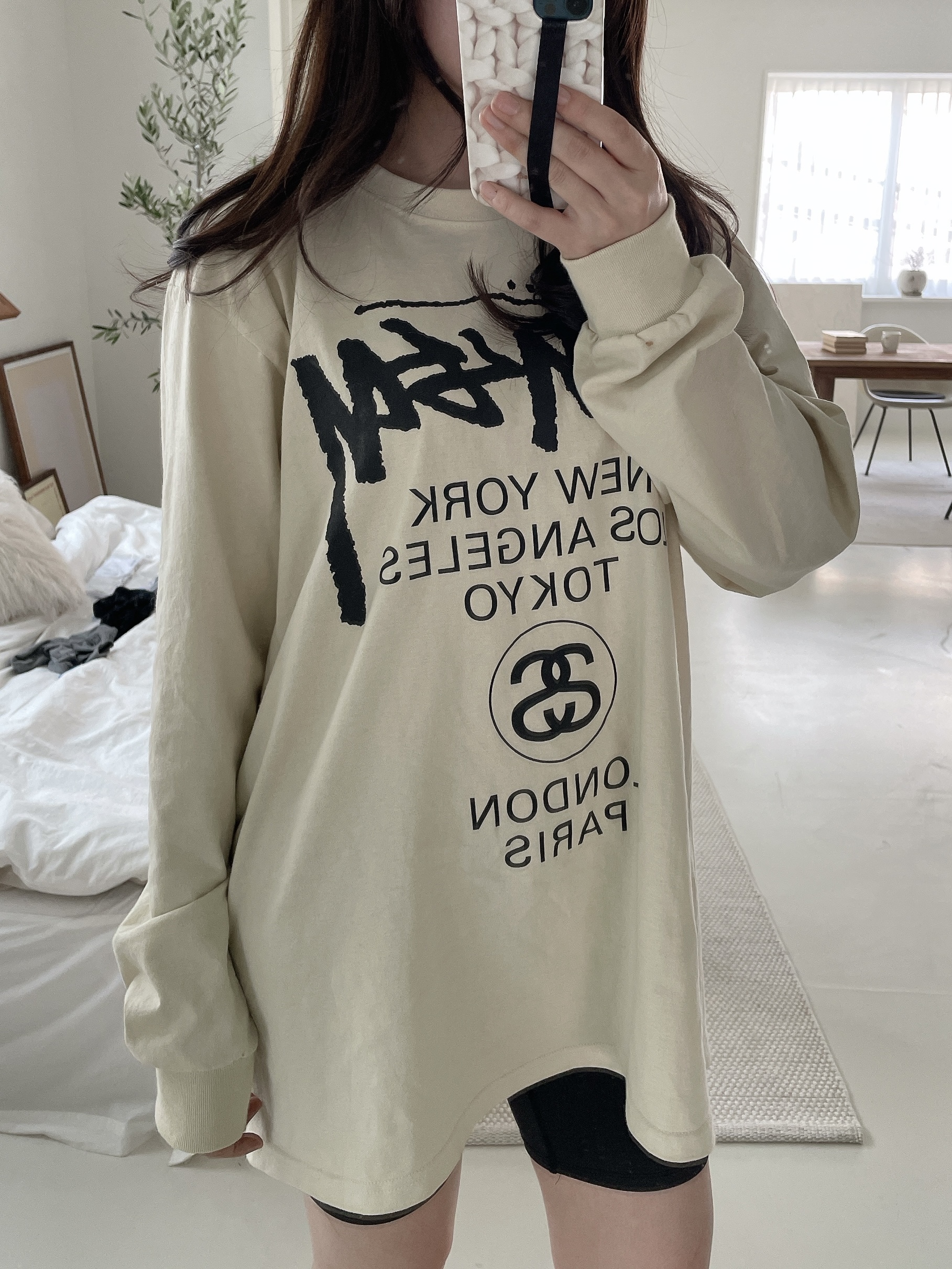 Stussy World Tour LS T-Shirt Putty 착용 스타일