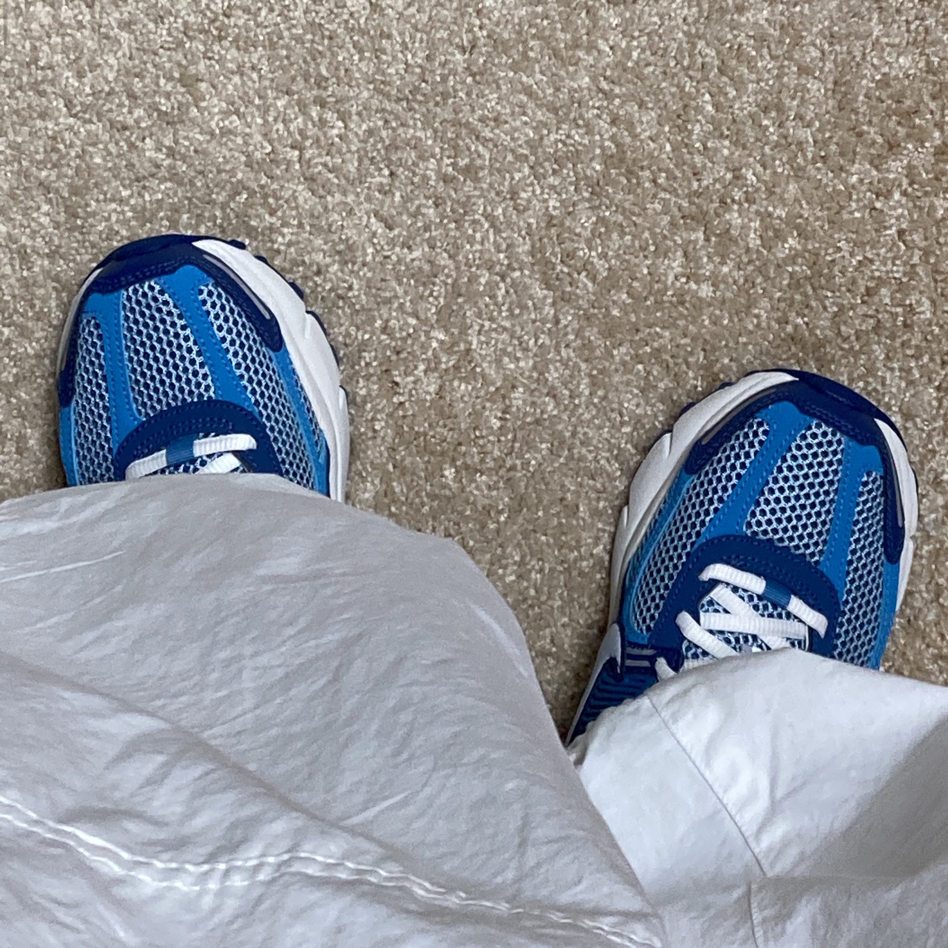 Nike Zoom Vomero 5 Mystic Navy and Worn Blue 착용 스타일