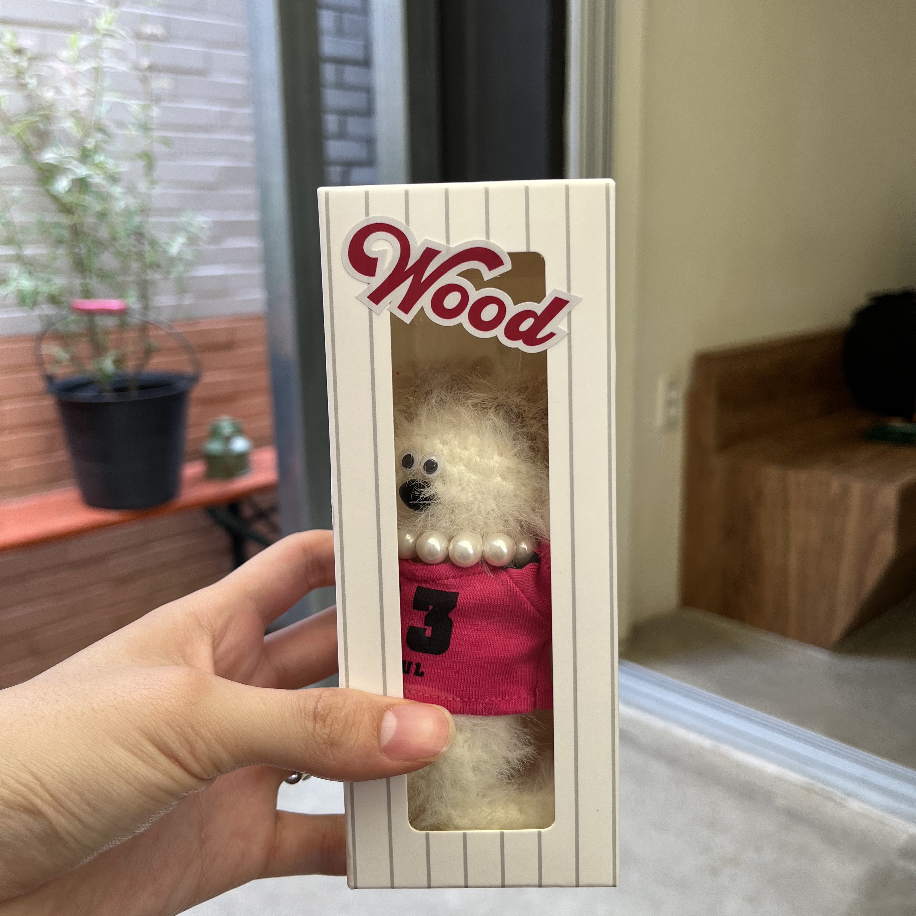 Margesherwood Wood Keyring with T-Shirt White Pink 착용 스타일