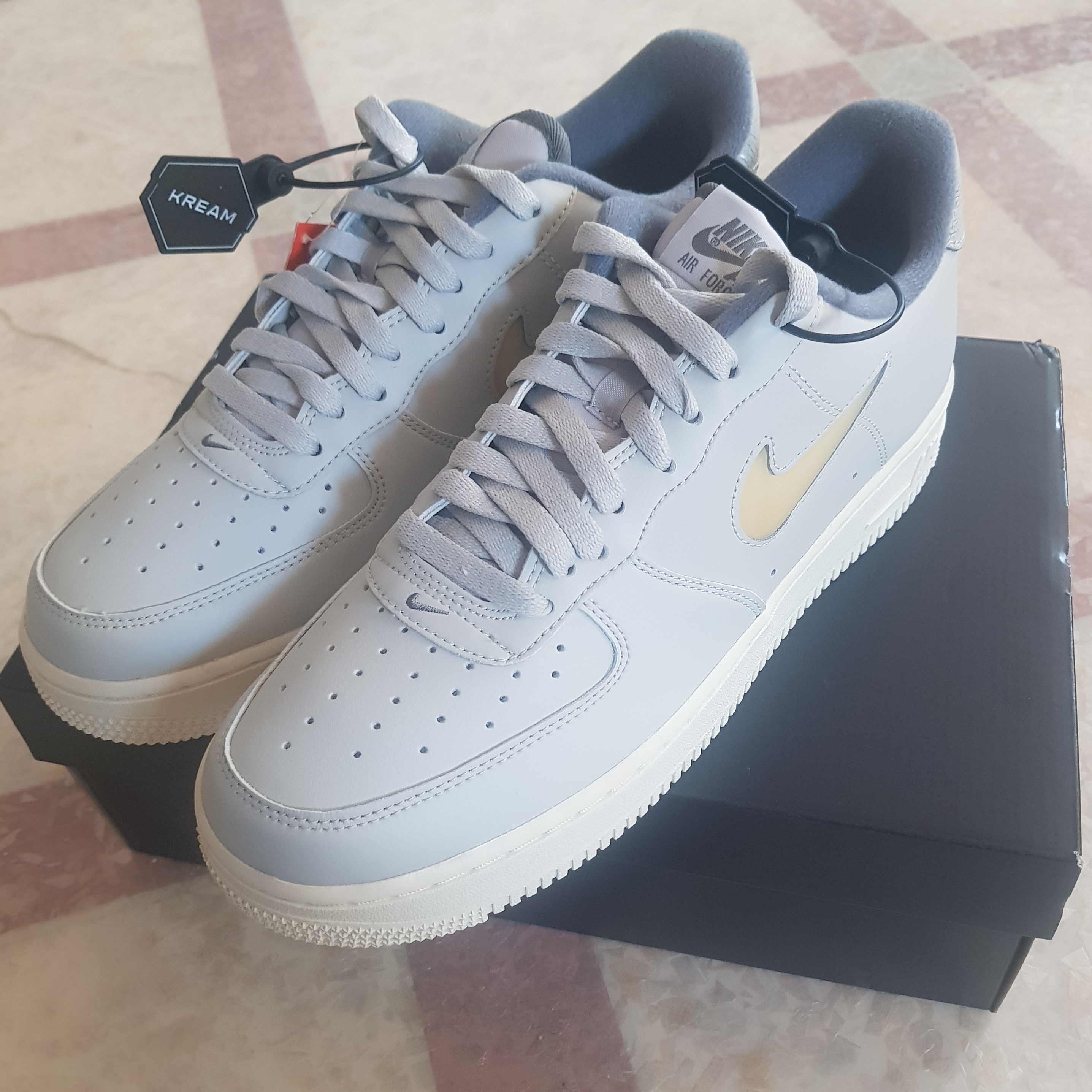 Nike Air Force 1 '07 LX Light Bone and Coconut Milk 착용 스타일