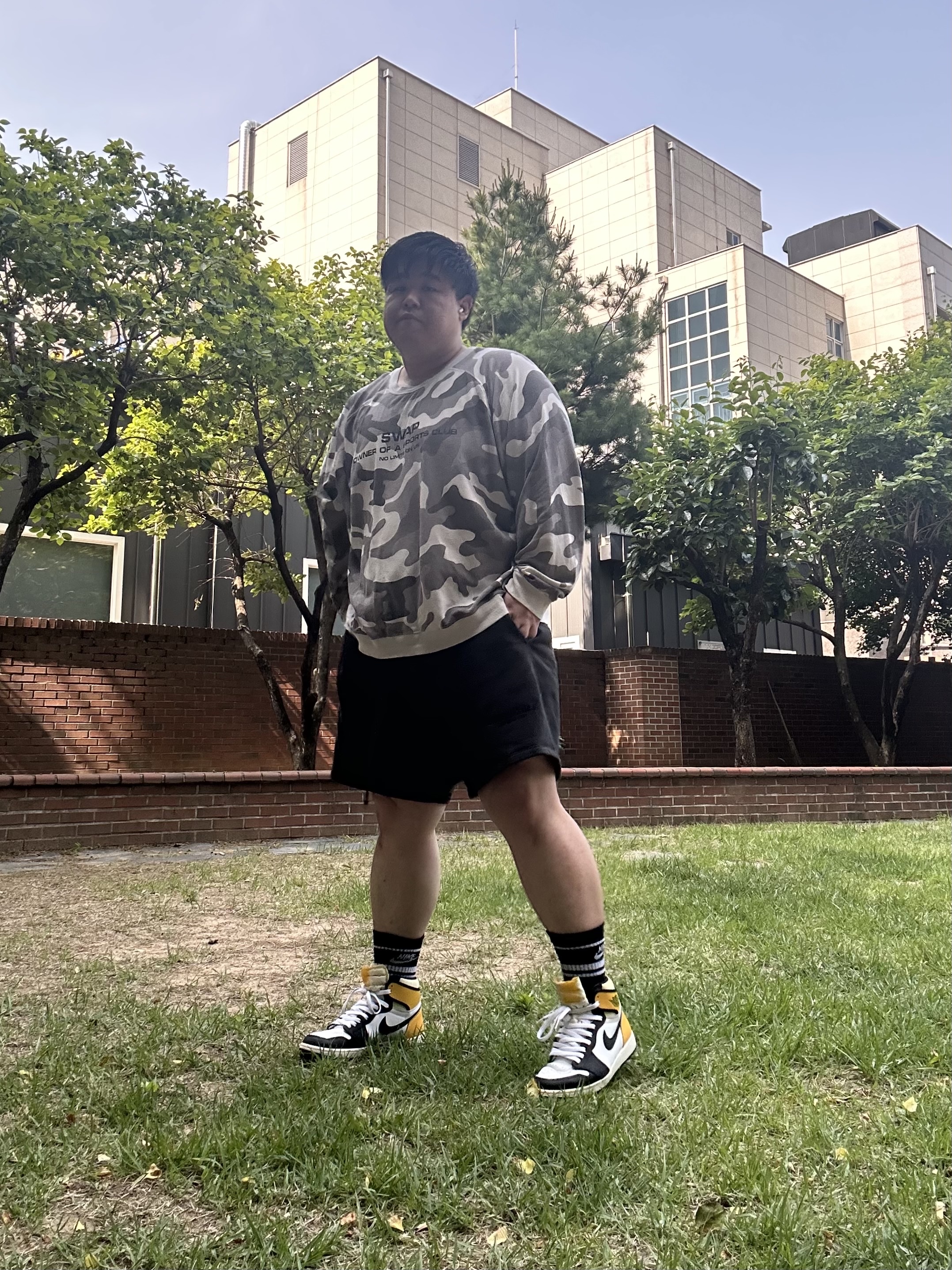 Jordan 1 Retro High OG Volt Gold, Essentials The Core Collection Sweatshorts Stretch Limo 착용 스타일