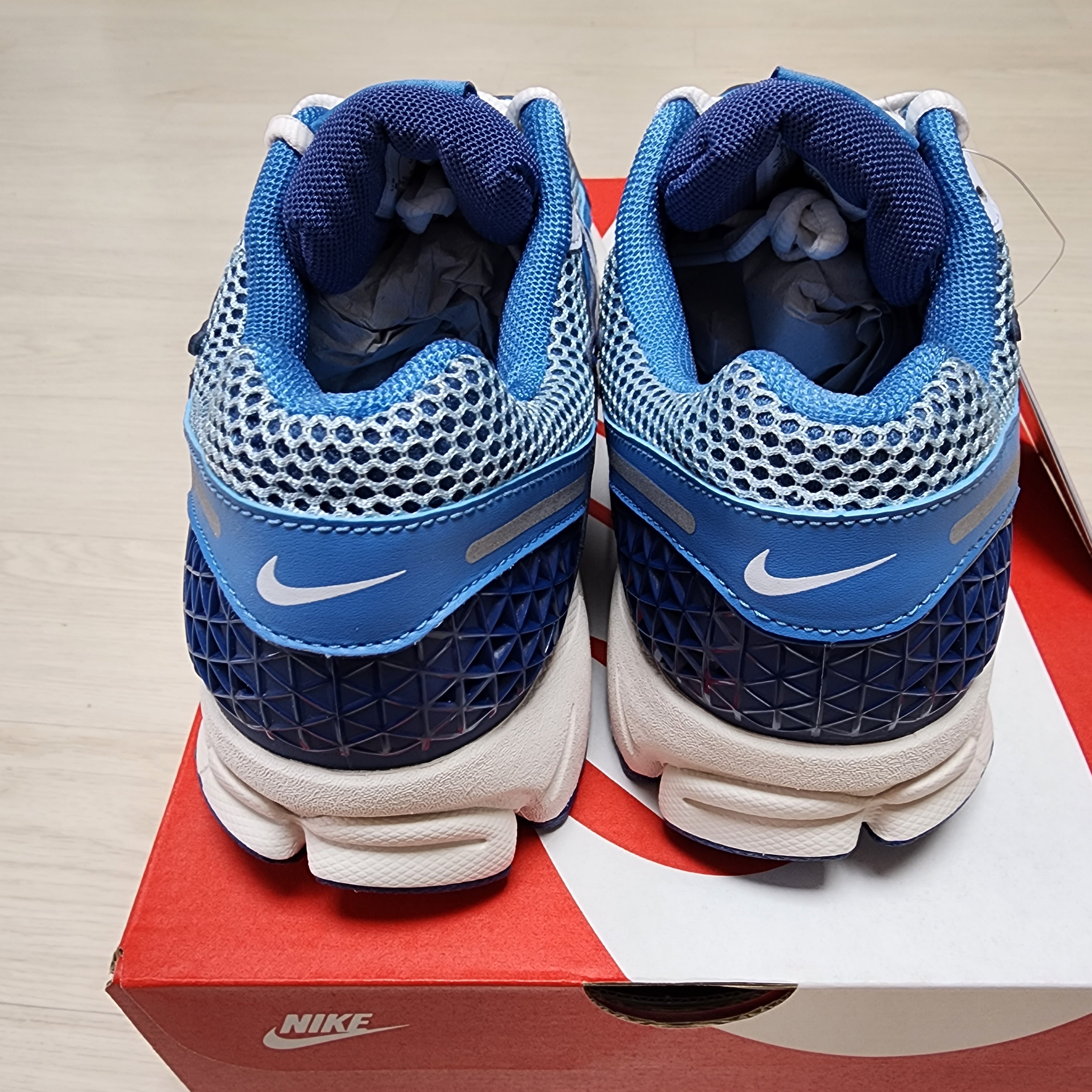 Nike Zoom Vomero 5 Mystic Navy and Worn Blue 착용 스타일 - 3