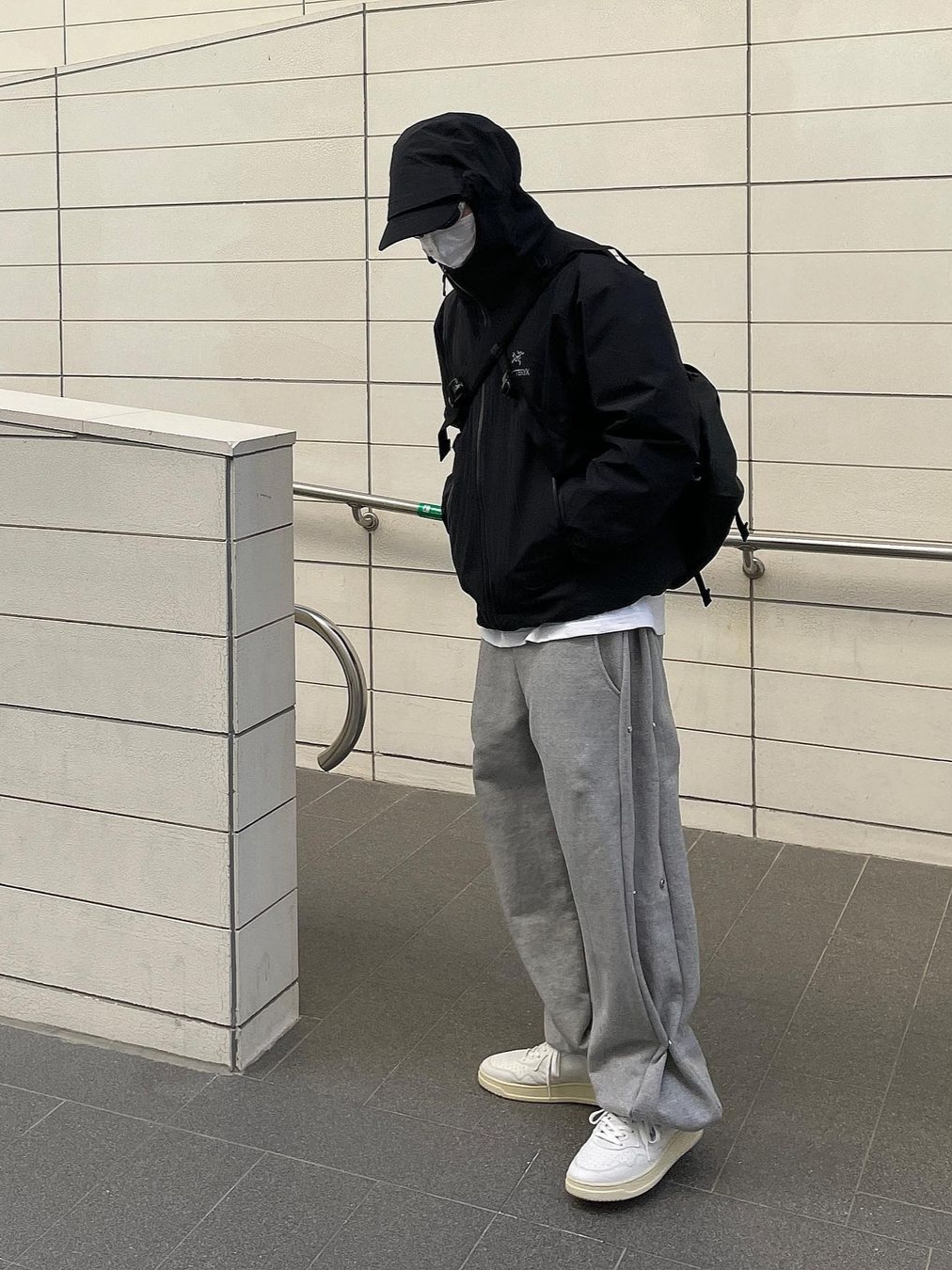 Arc'teryx Squamish Hoody Black, Autry Medalist Low Leather Sneakers White 착용 스타일 - 2