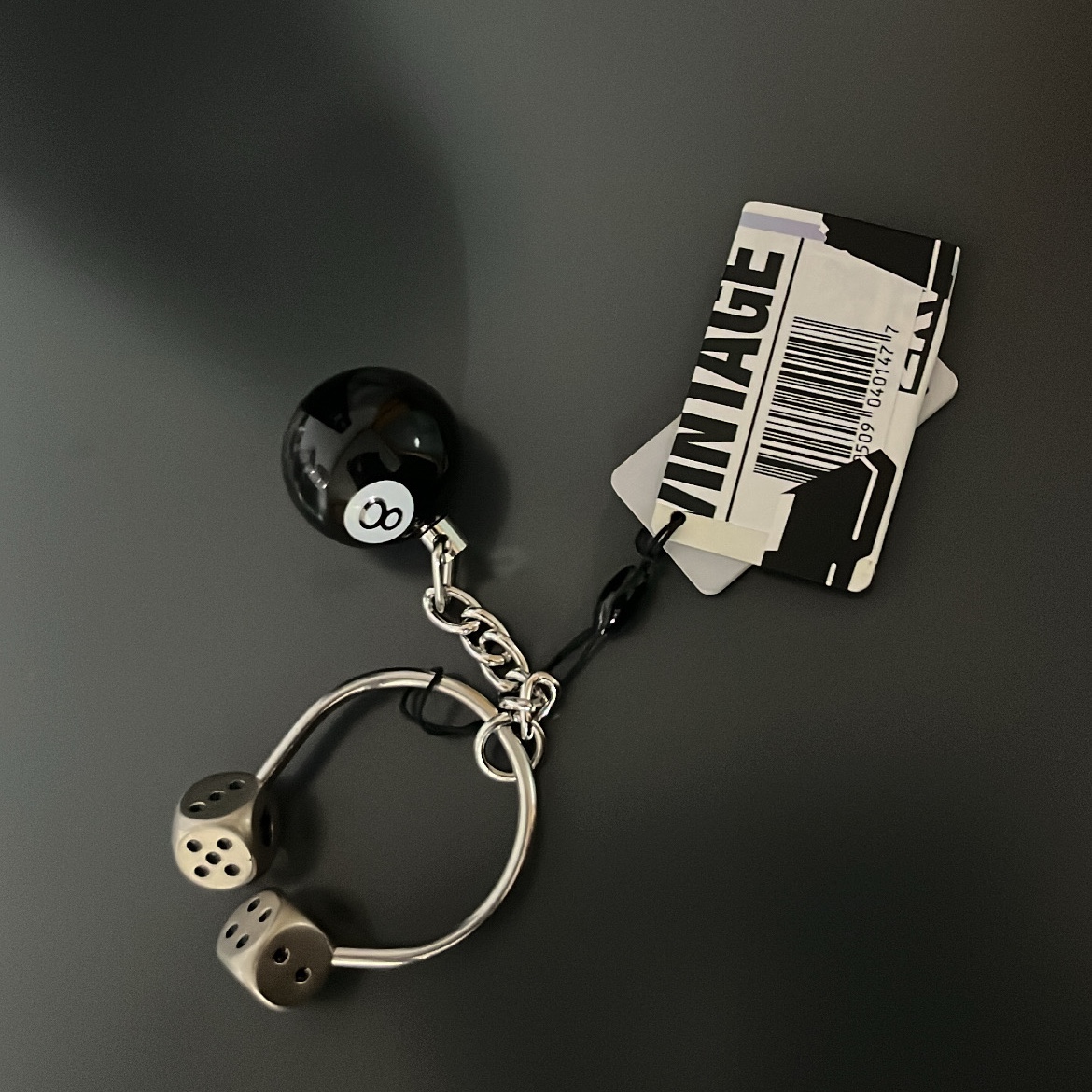 Stussy 8 Ball Keychain Black 착용 스타일