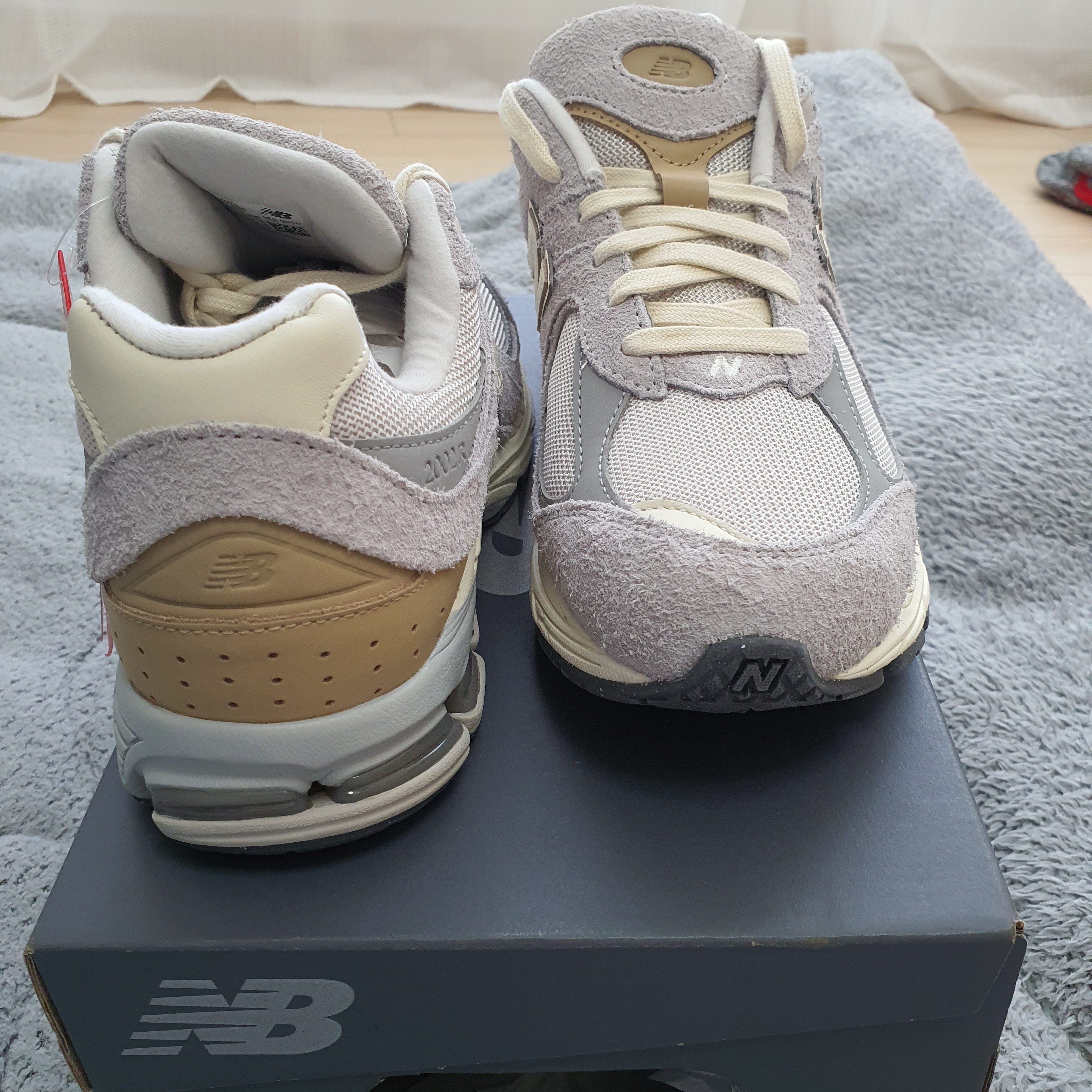 New Balance 2002R Rain Cloud Angora 착용 스타일 - 3