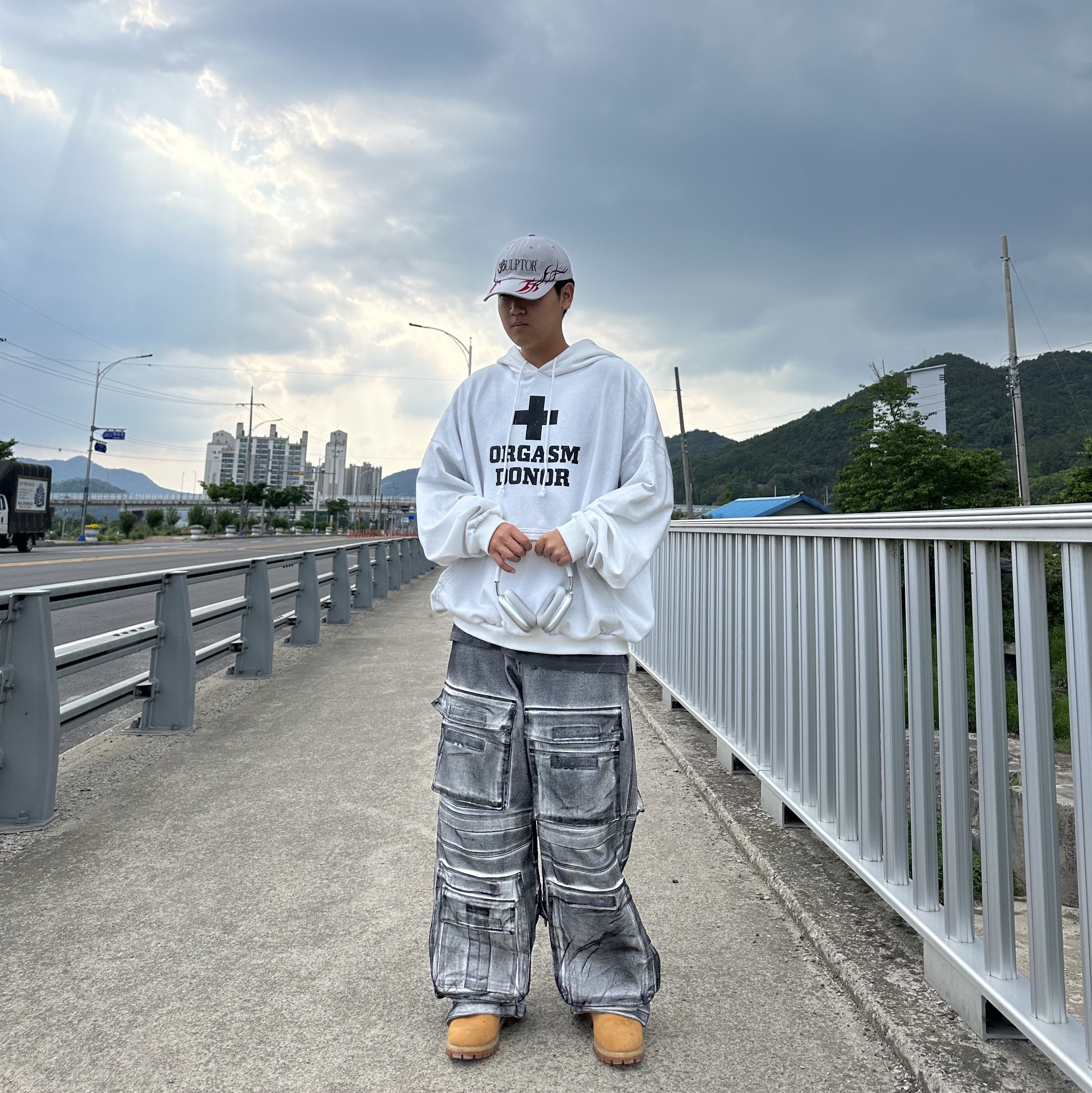 Project G/R Painted Denim Cargo Dirty White, Project G/R Orgasm Donor Hoodie Dirty White 착용 스타일 - 5