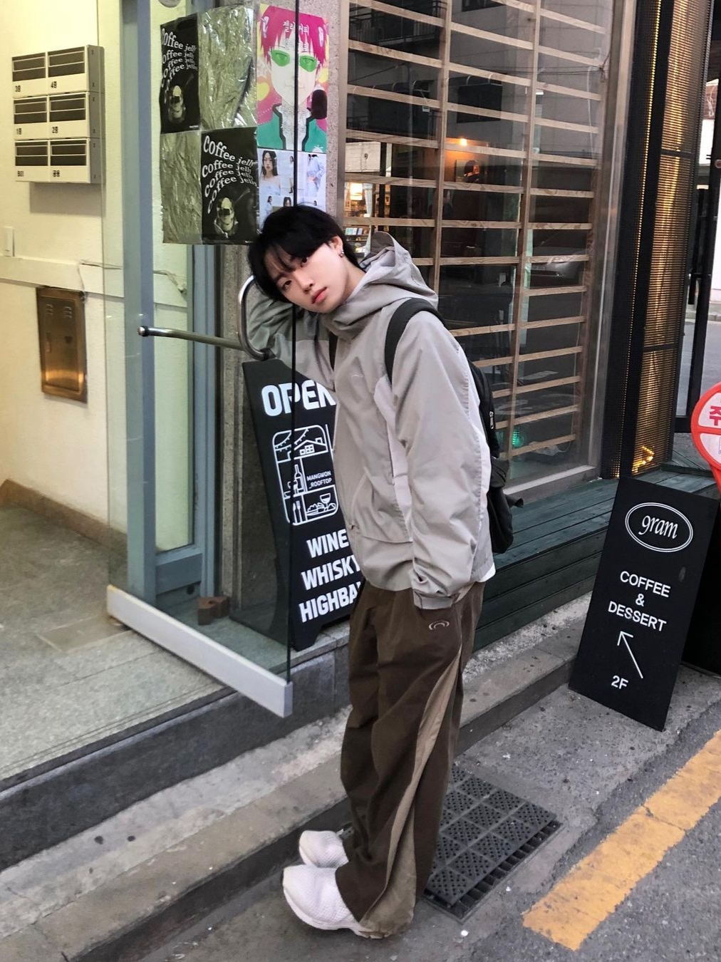 Art Of Field Round Colorway Pintuck Pants Khaki Brown, Art Of Field Assembled Jacket Beige 착용 스타일 - 4