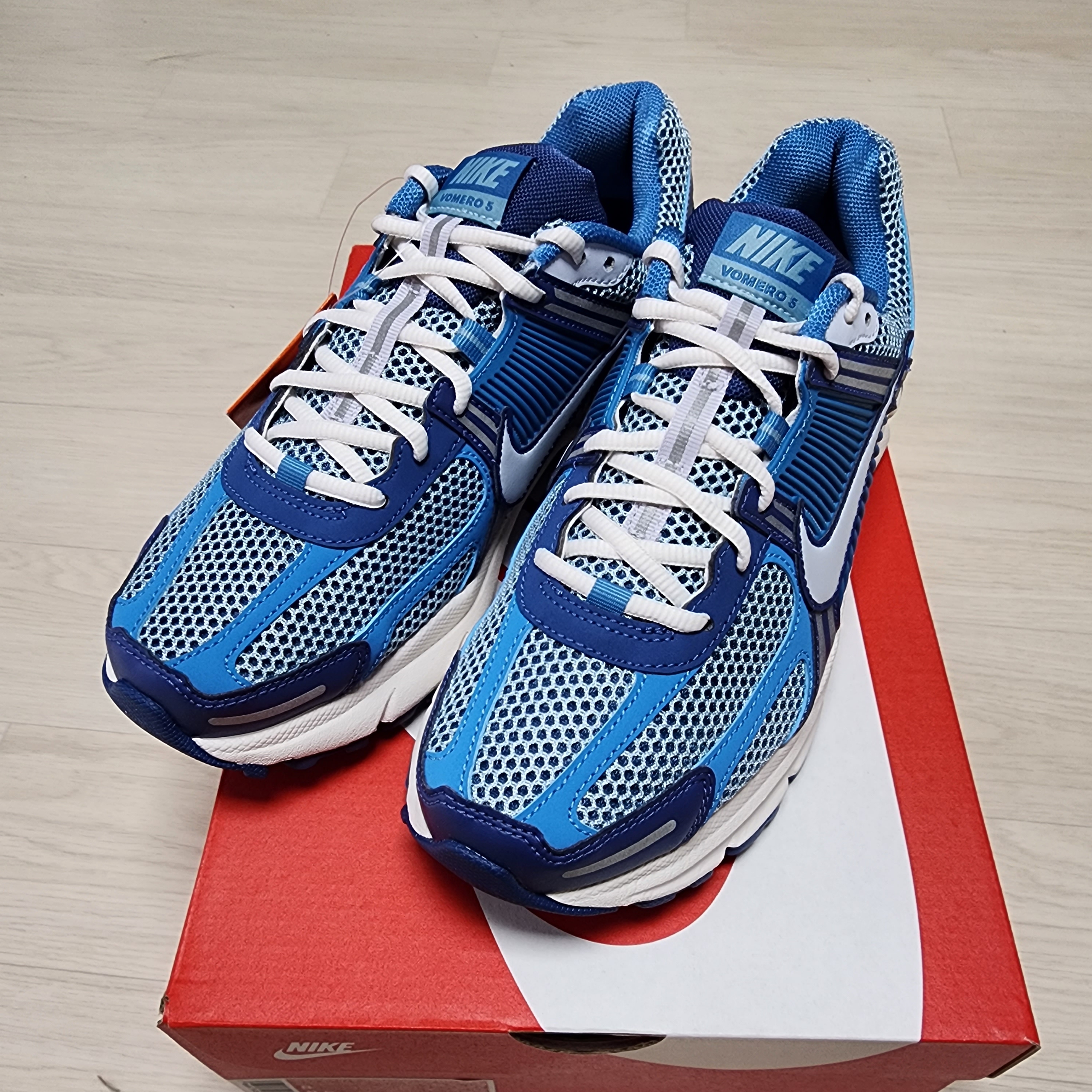 Nike Zoom Vomero 5 Mystic Navy and Worn Blue 착용 스타일 - 1