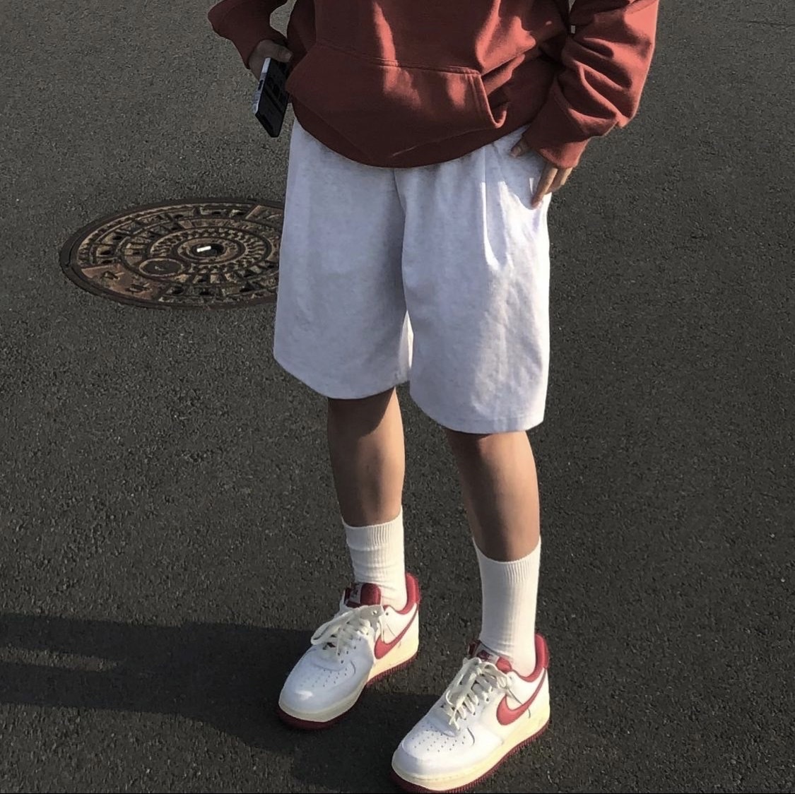 Nike Air Force 1 '07 LV8 Varsity White Gym Red 착용 스타일