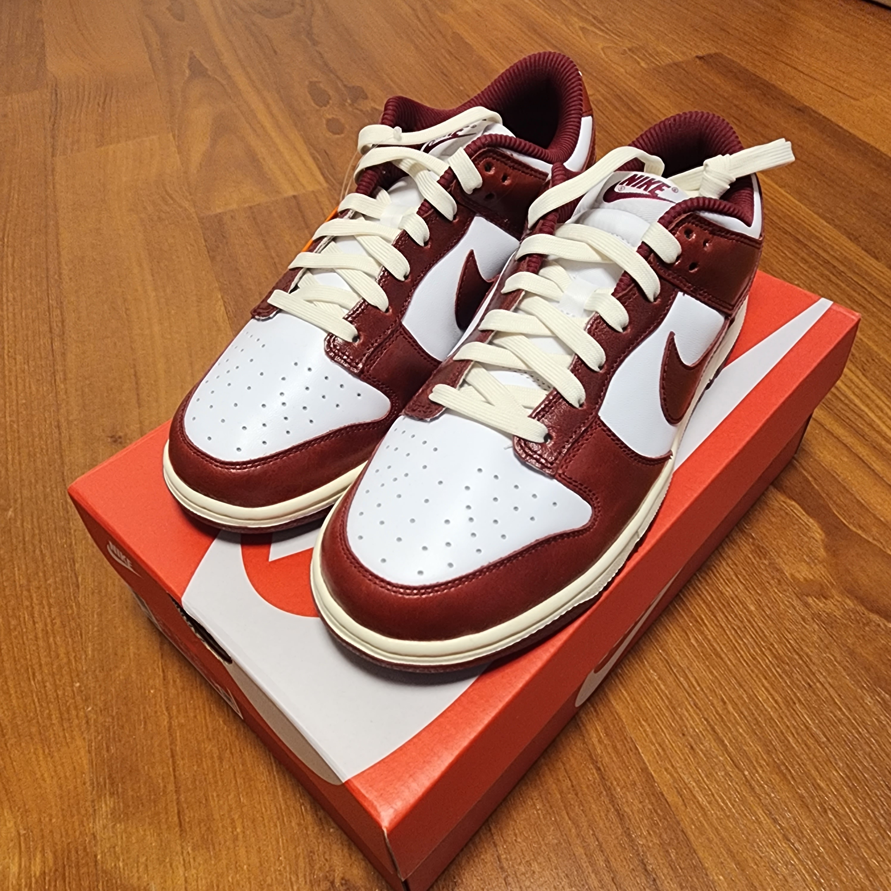 (W) Nike Dunk Low Retro PRM Team Red and White 착용 스타일 - 2