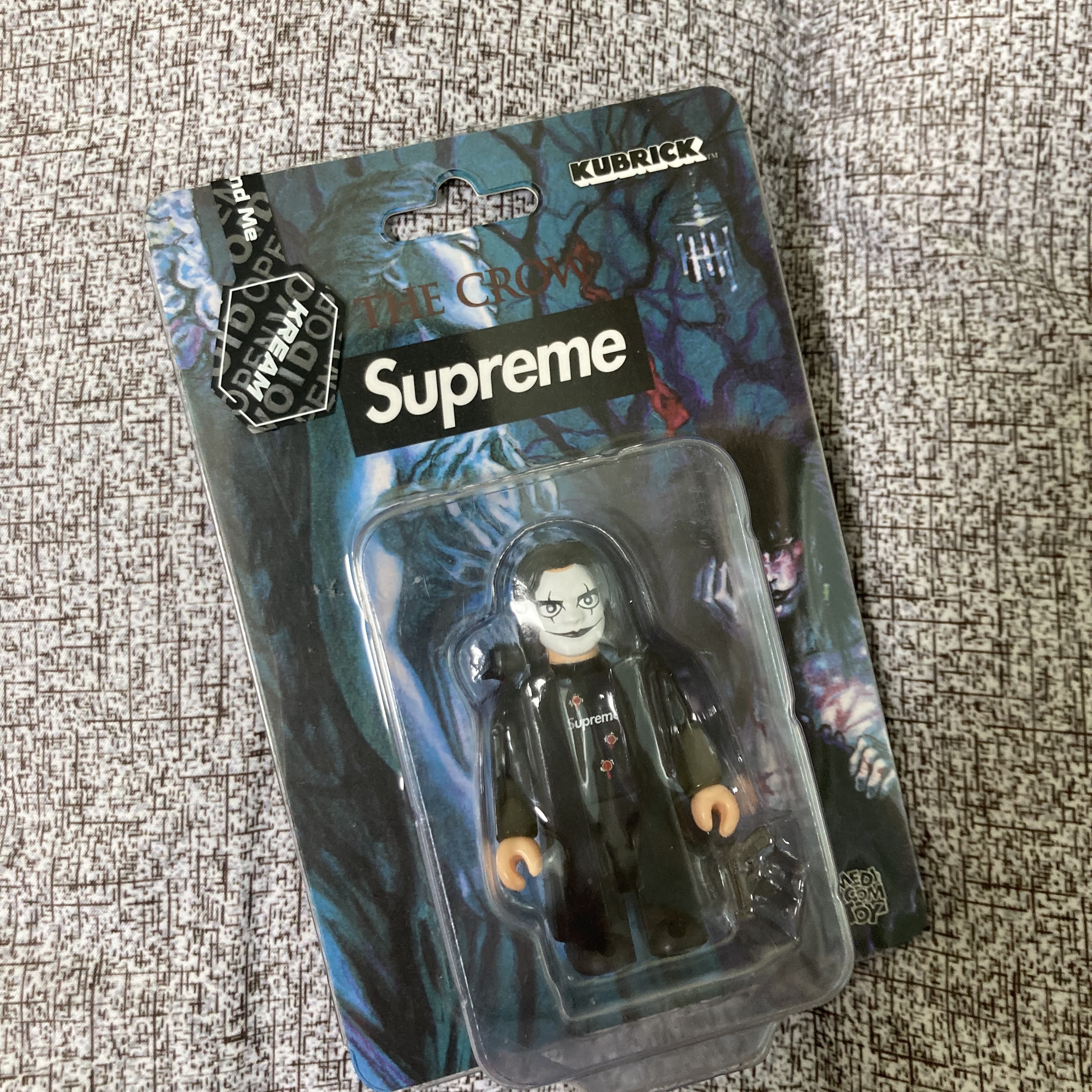 Supreme x The Crow Kubrick 100% Black - 21FW 착용 스타일