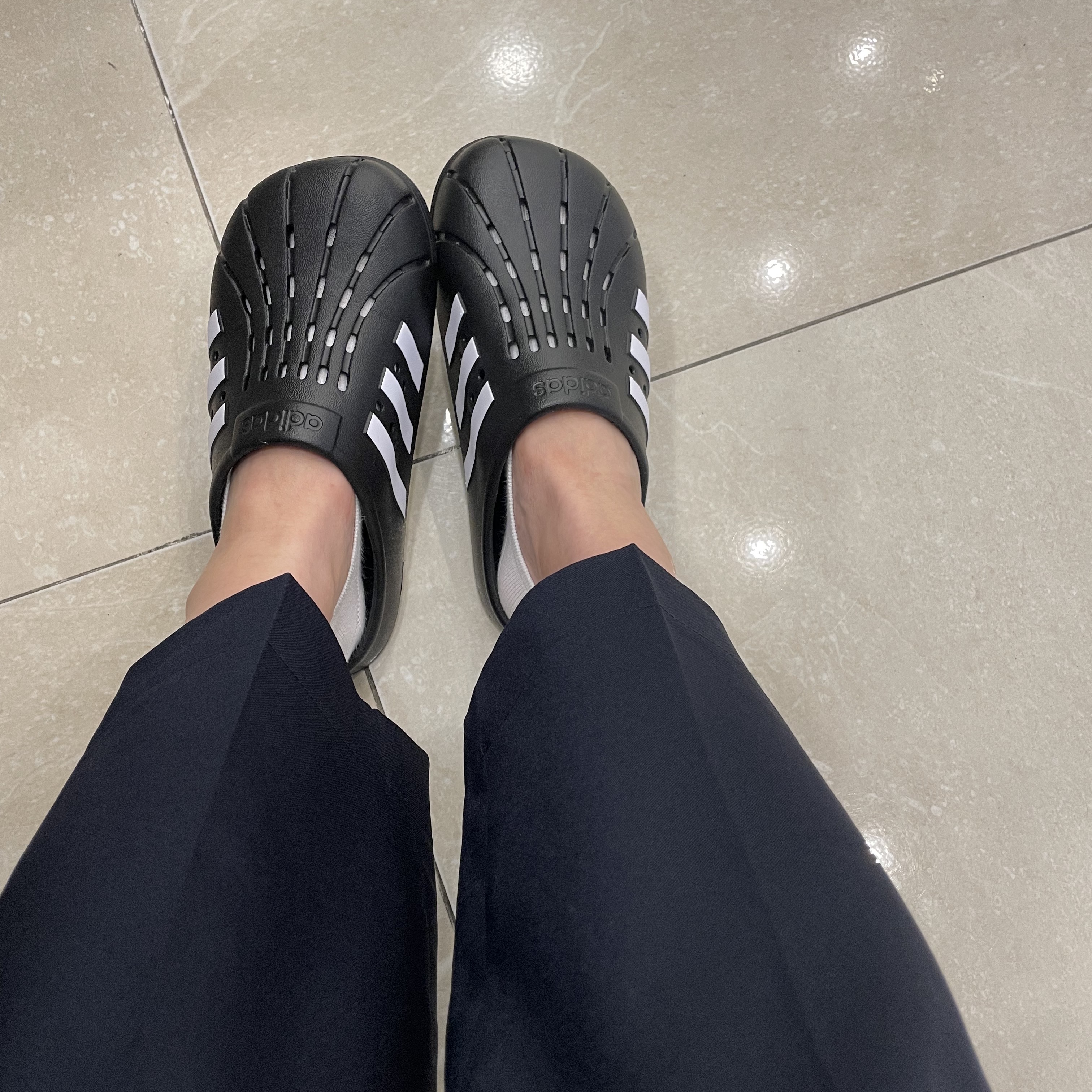 Adidas Adilette Clog Black White 착용 스타일