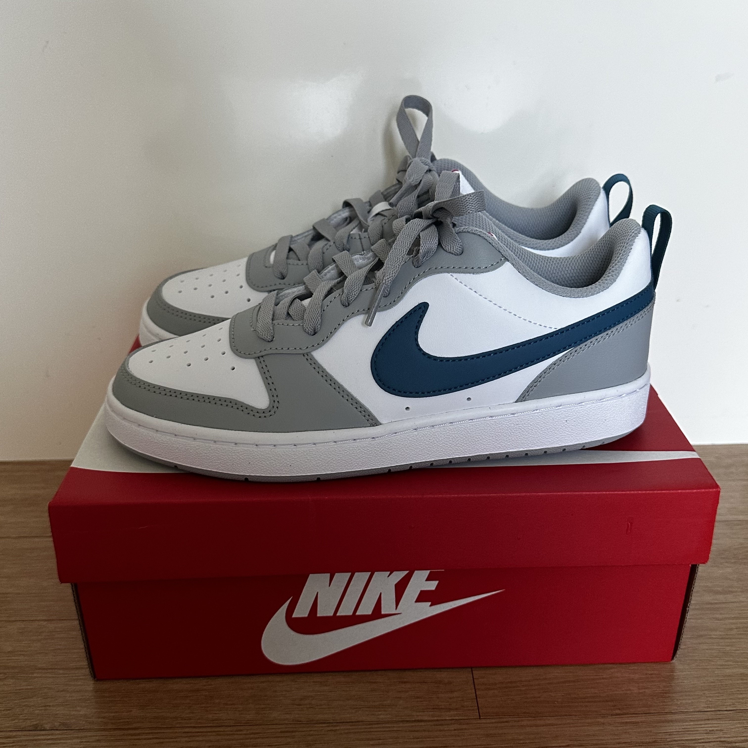 (GS) Nike Court Borough Low 2 Light Smoke Grey 착용 스타일 - 2