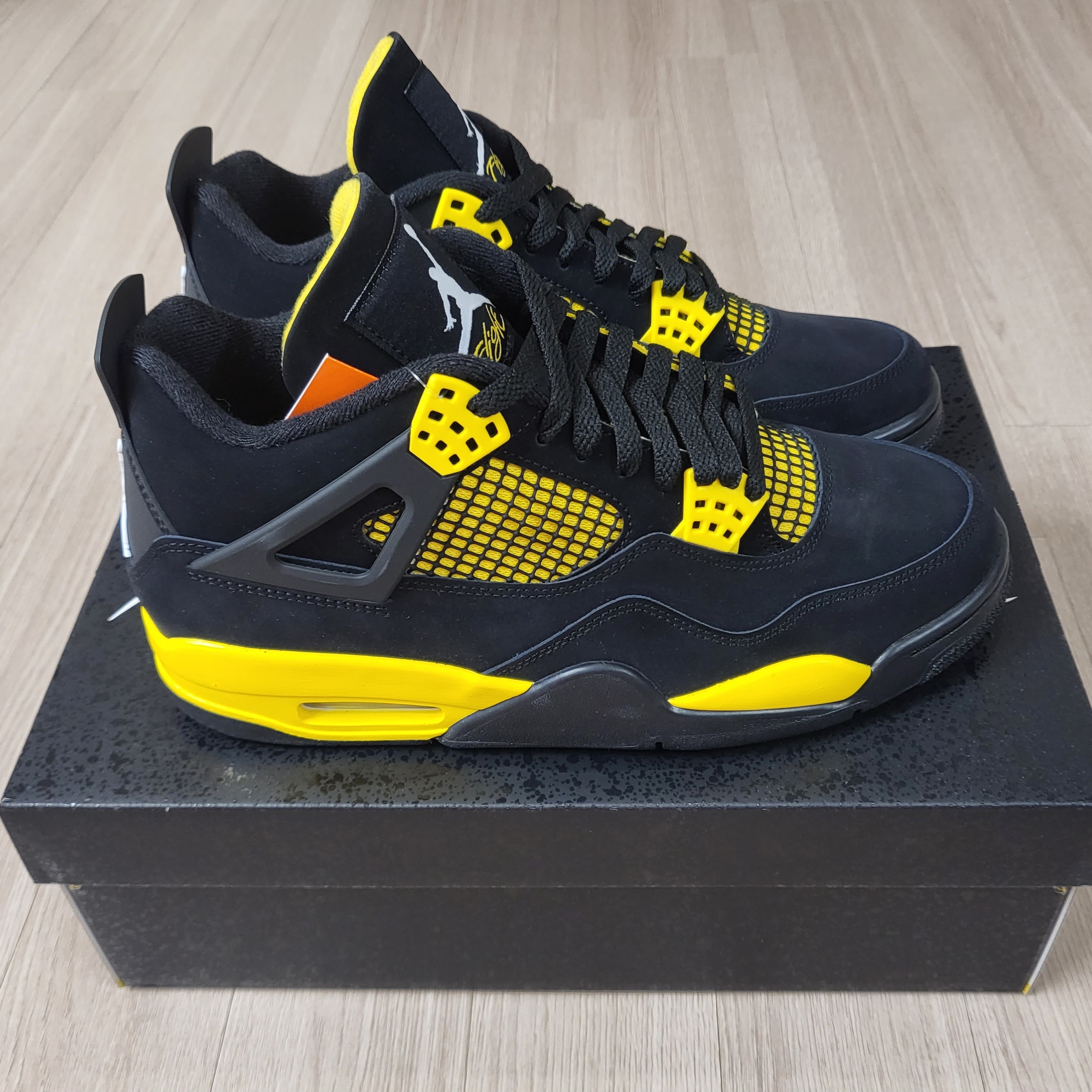 Jordan 4 Retro Thunder 2023 착용 스타일