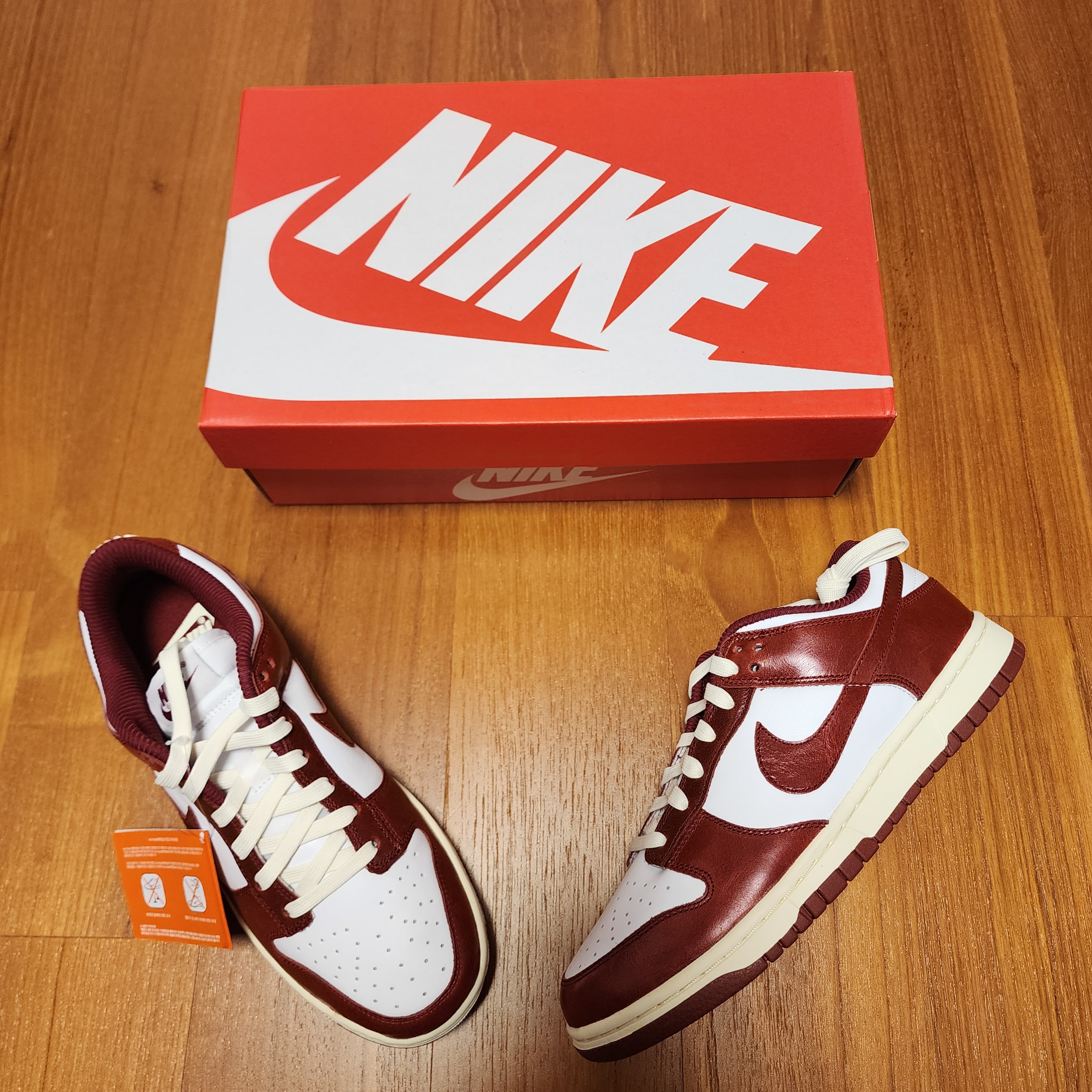 (W) Nike Dunk Low Retro PRM Team Red and White 착용 스타일 - 3
