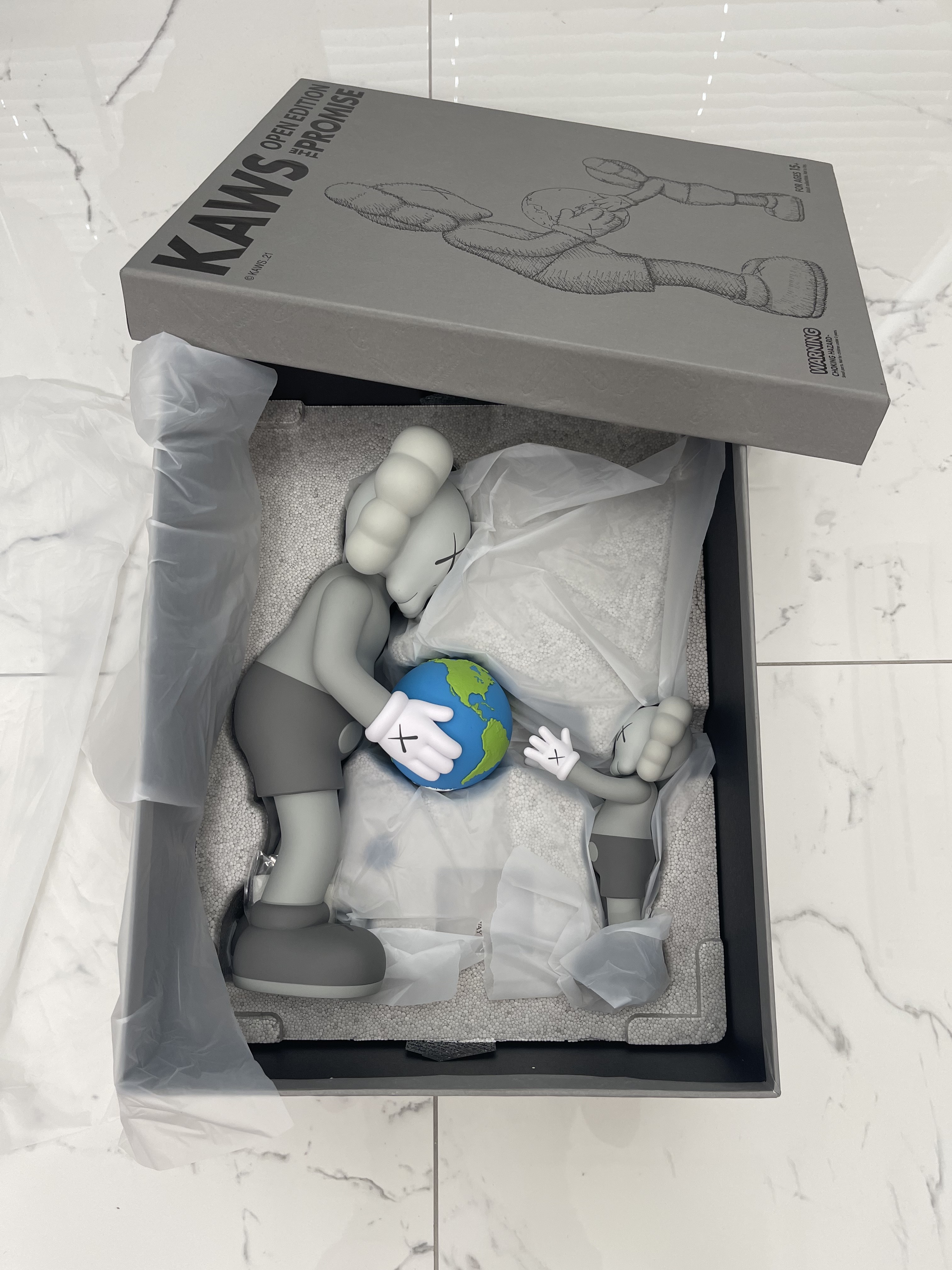 Kaws The Promise Vinyl Figure Grey, Kaws Family Vinyl Figure Grey Pink 착용 스타일 - 1