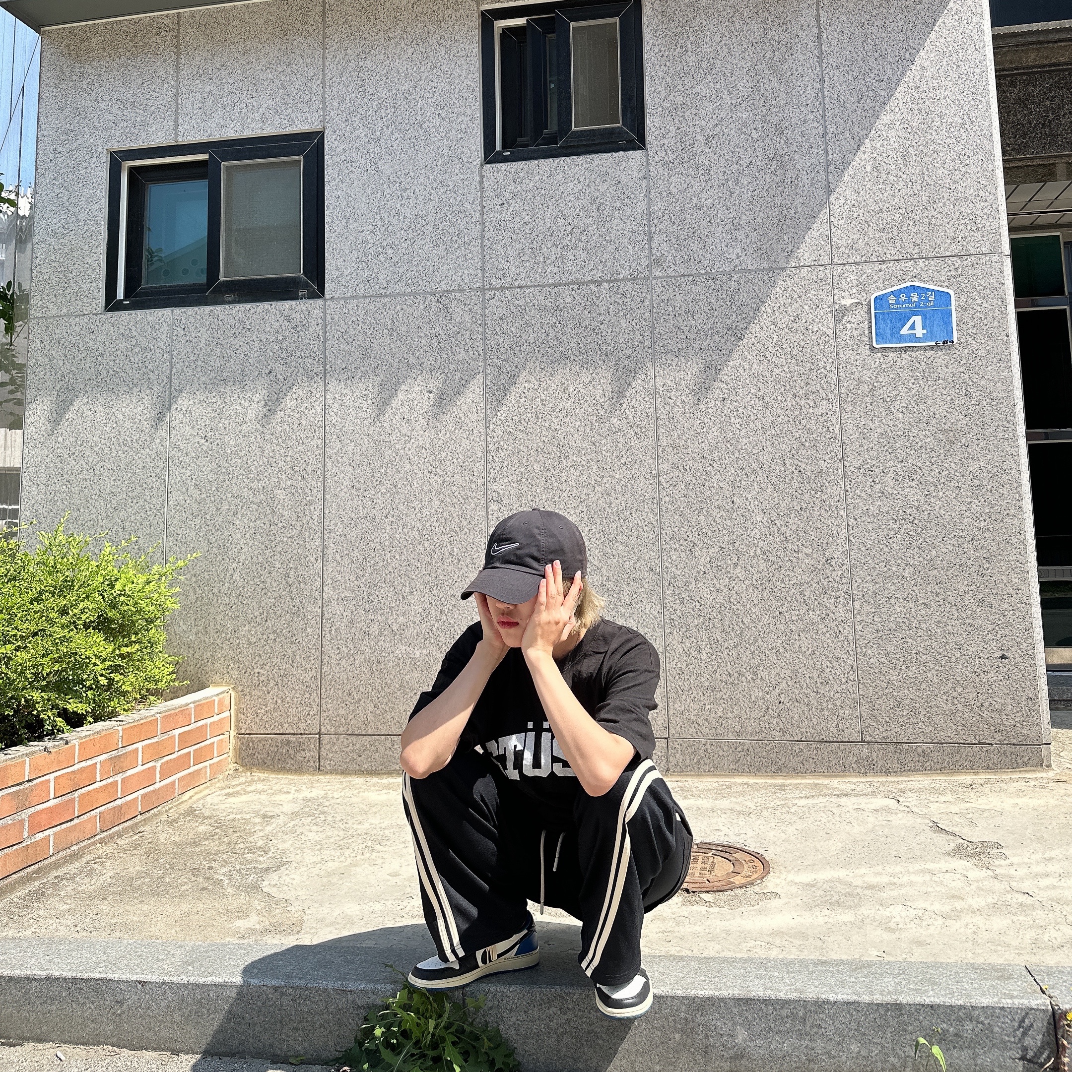 Stussy Block Sport Pigment Dyed T-Shirt Black, Jordan 1 x Travis Scott x Fragment Retro Low OG SP Military Blue 착용 스타일 - 2