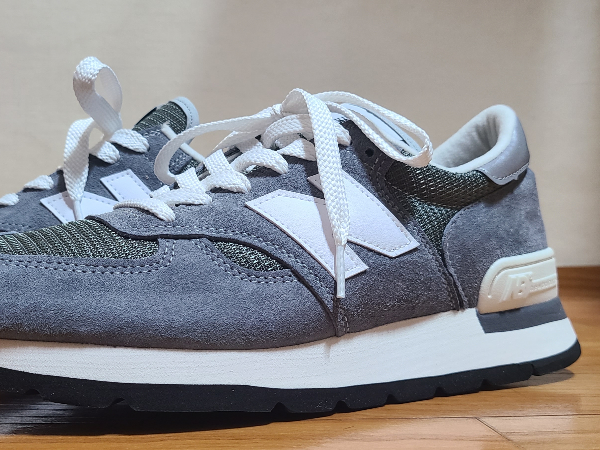 New Balance 990v1 Made in USA Grey White 착용 스타일