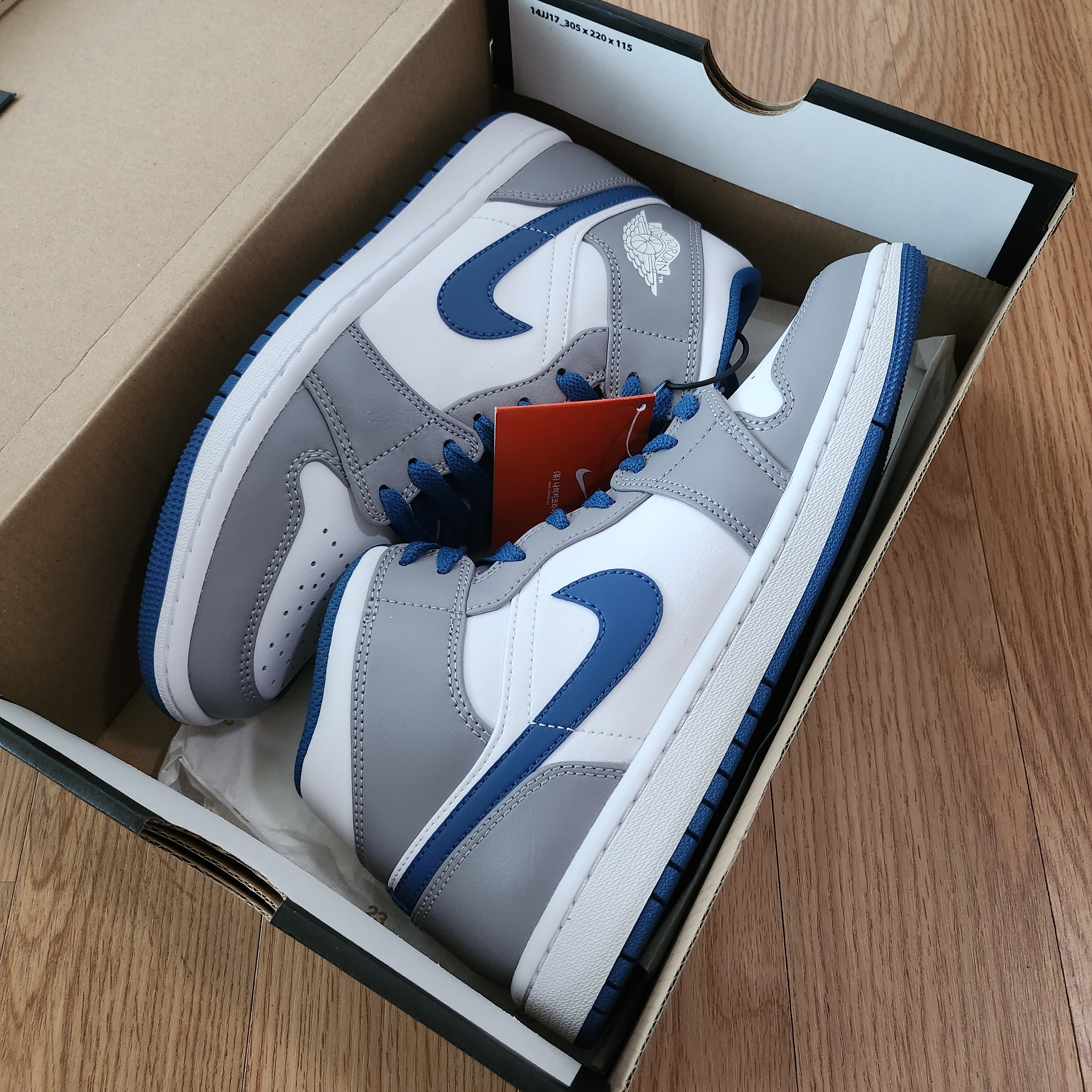 Jordan 1 Mid Cement Grey True Blue 착용 스타일 - 2