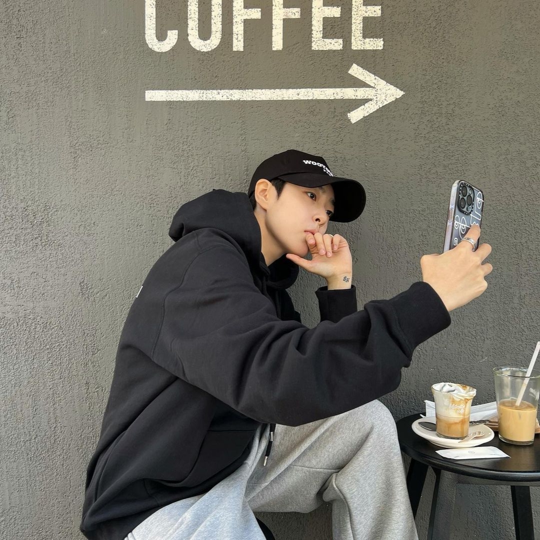 발렌시아가 디펜더 스니커즈 블랙, 우영미 코튼 백로고 후드 스웨트셔츠 블랙 - 23SS 착용 스타일 - 3