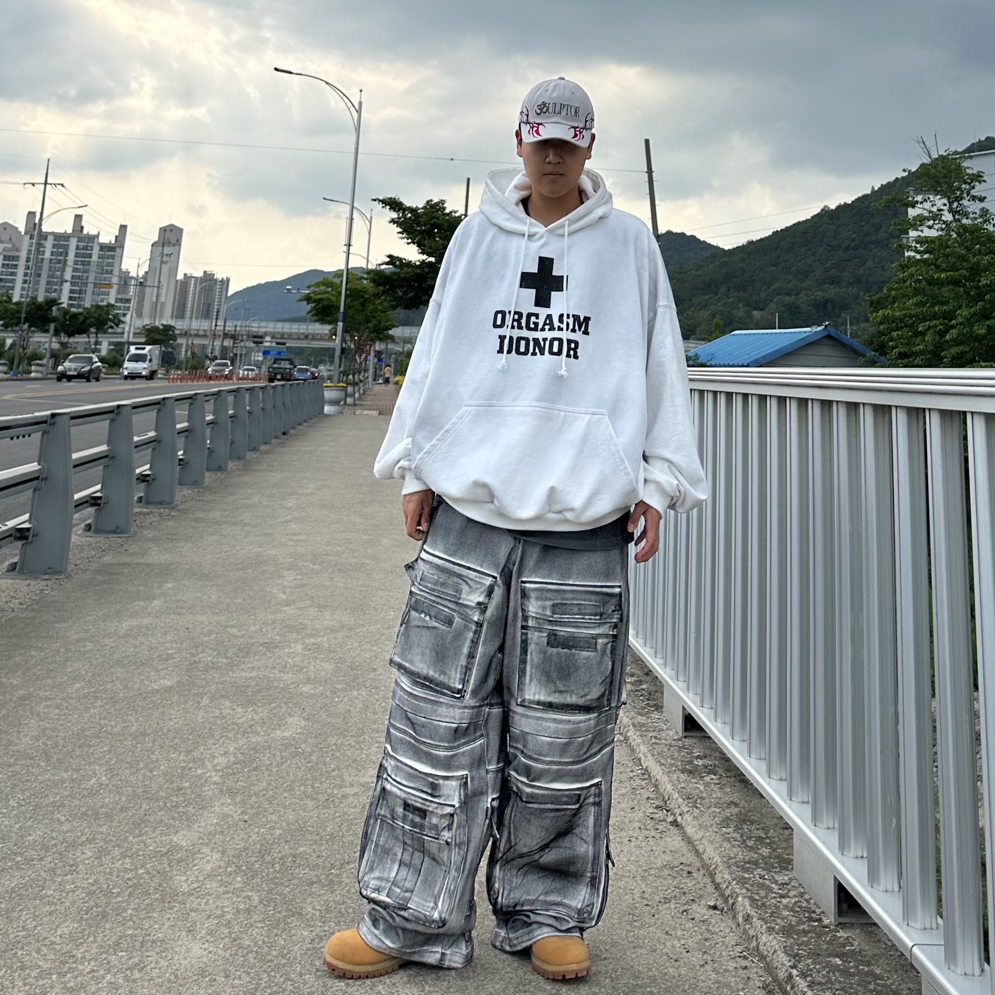 Project G/R Painted Denim Cargo Dirty White, Project G/R Orgasm Donor Hoodie Dirty White 착용 스타일 - 4