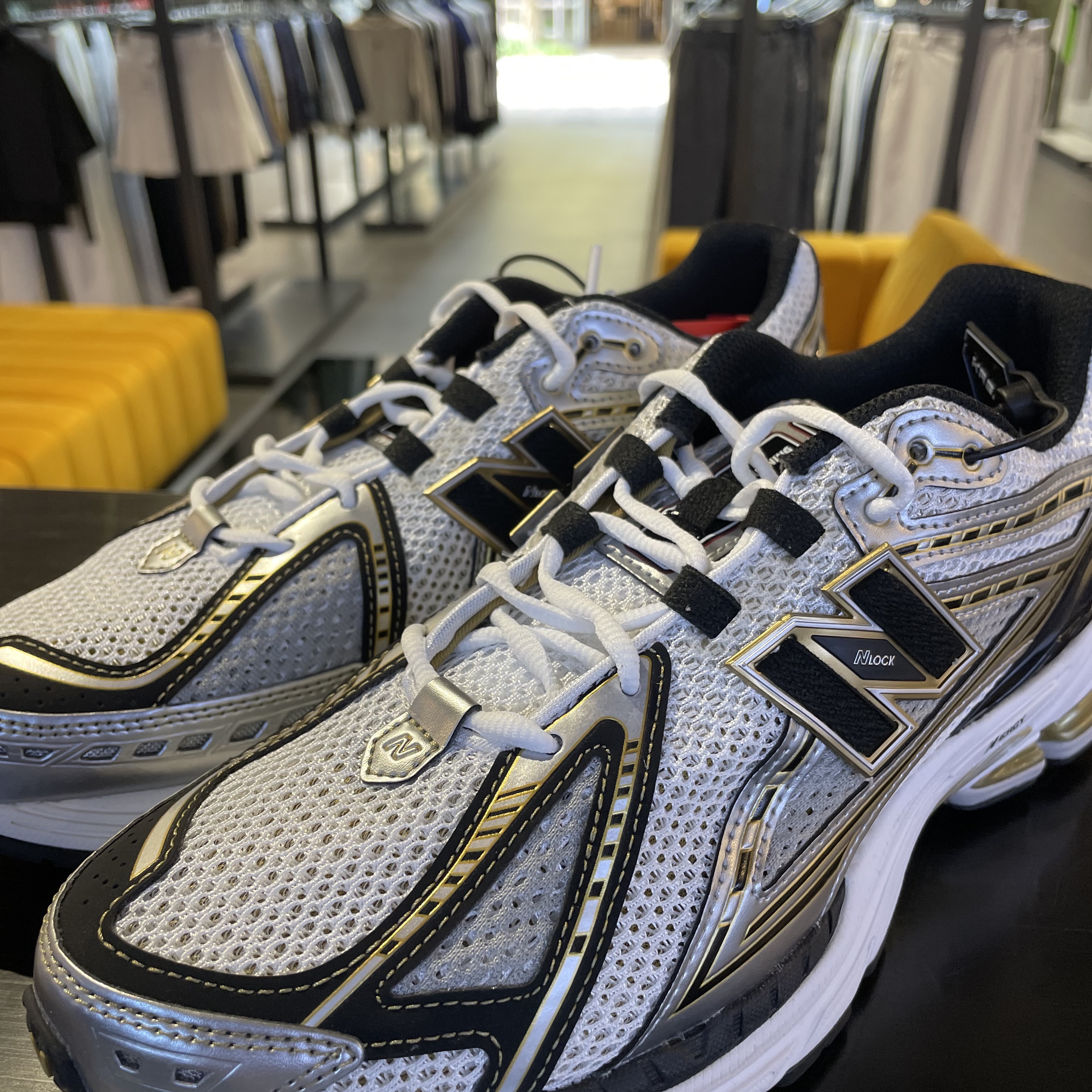 New Balance 1906R White Gold 착용 스타일