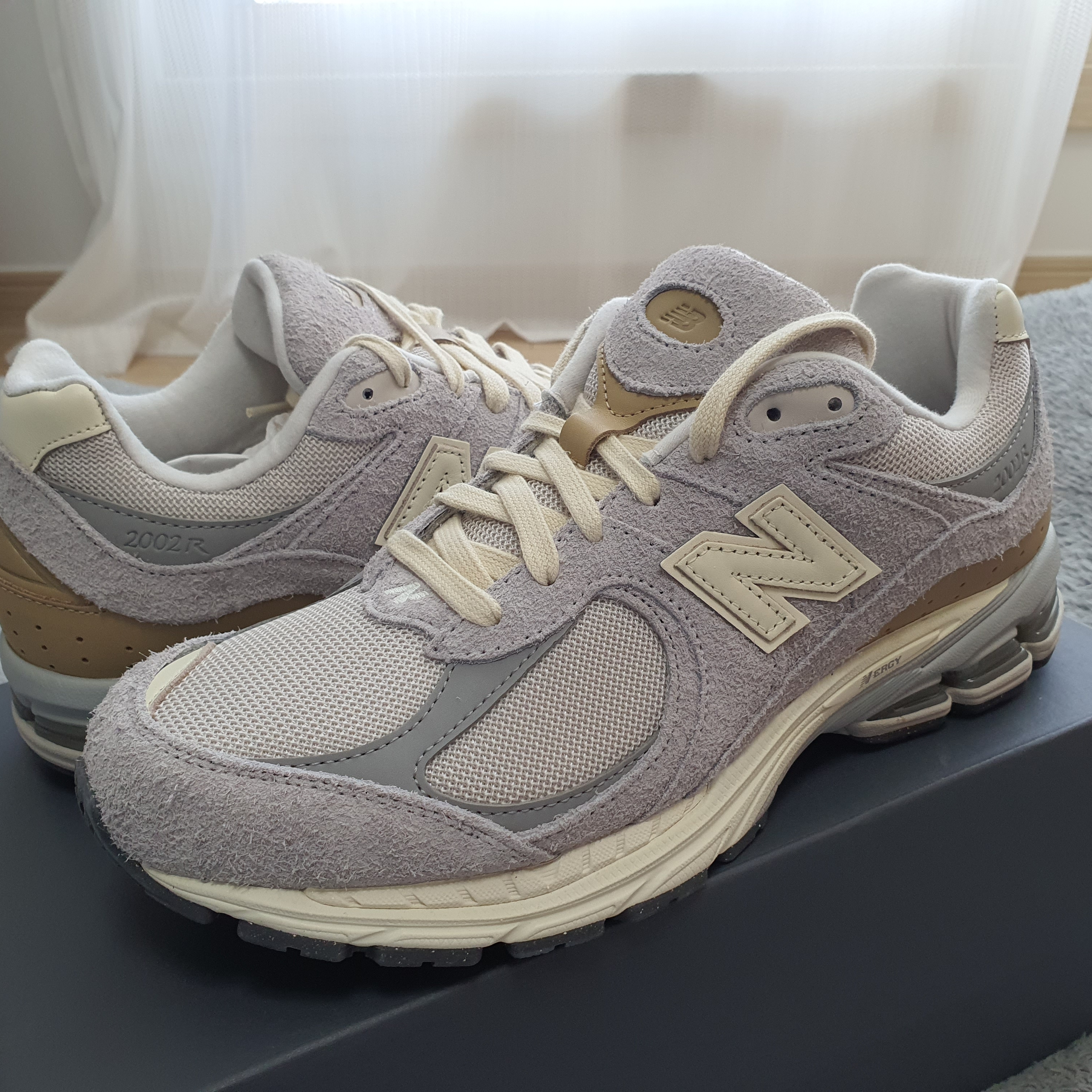 New Balance 2002R Rain Cloud Angora 착용 스타일 - 2