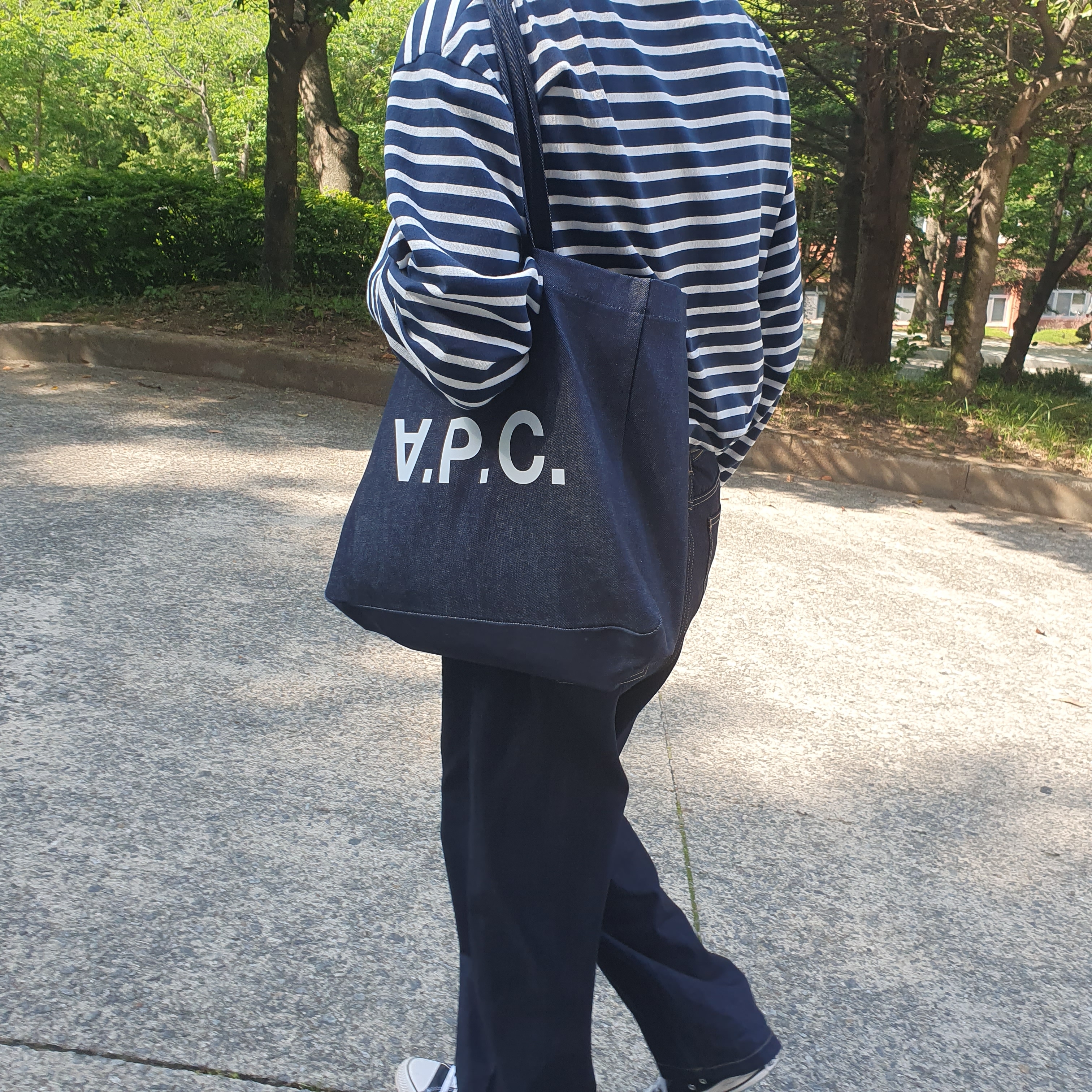 A.P.C. Daniela Shopping Bag Indigo 착용 스타일 - 2