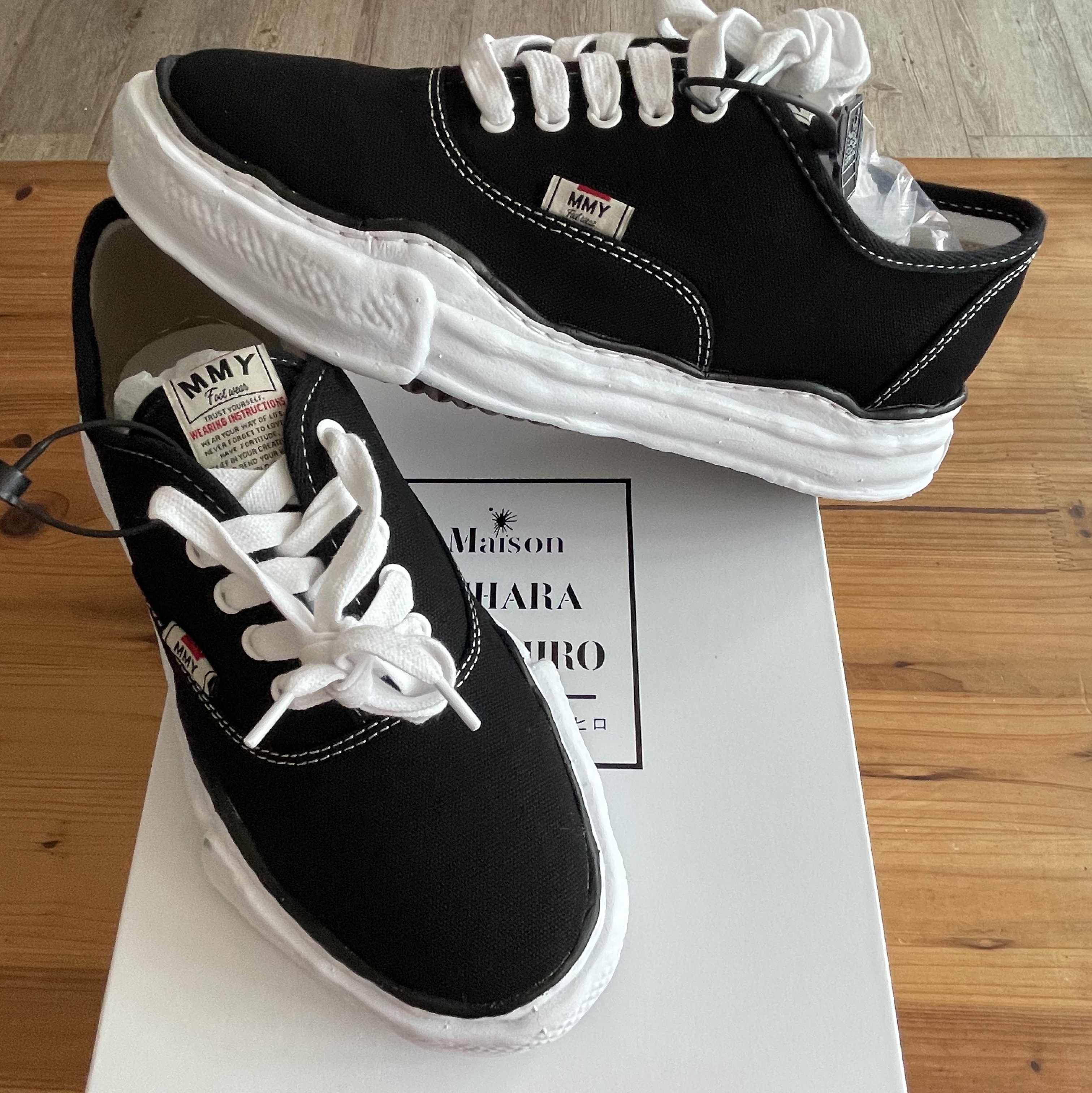 Maison Mihara Yasuhiro Baker OG Sole Canvas Low Cut Sneakers Black 착용 스타일 - 2