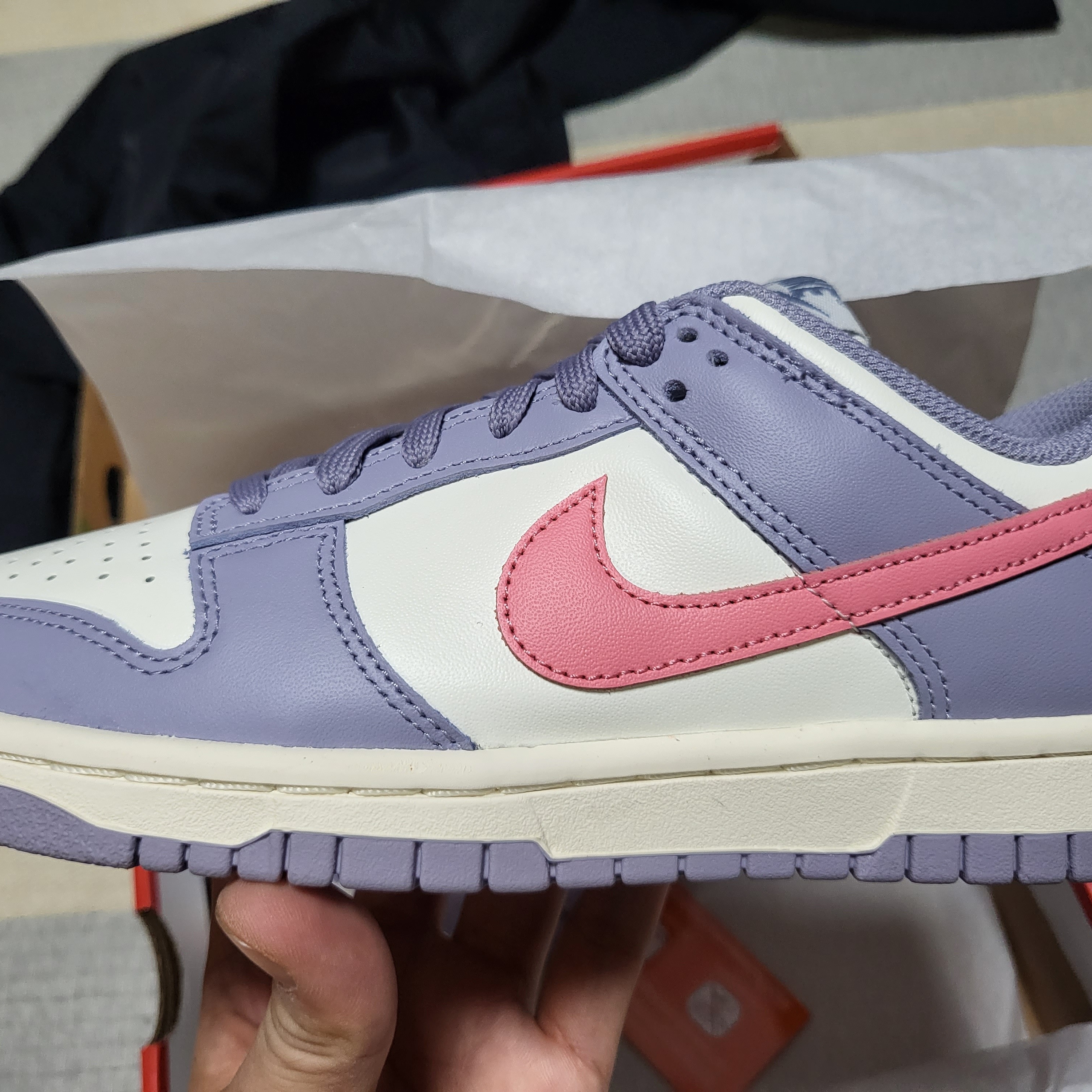 (W) Nike Dunk Low Indigo Haze Coral Chalk 착용 스타일 - 1