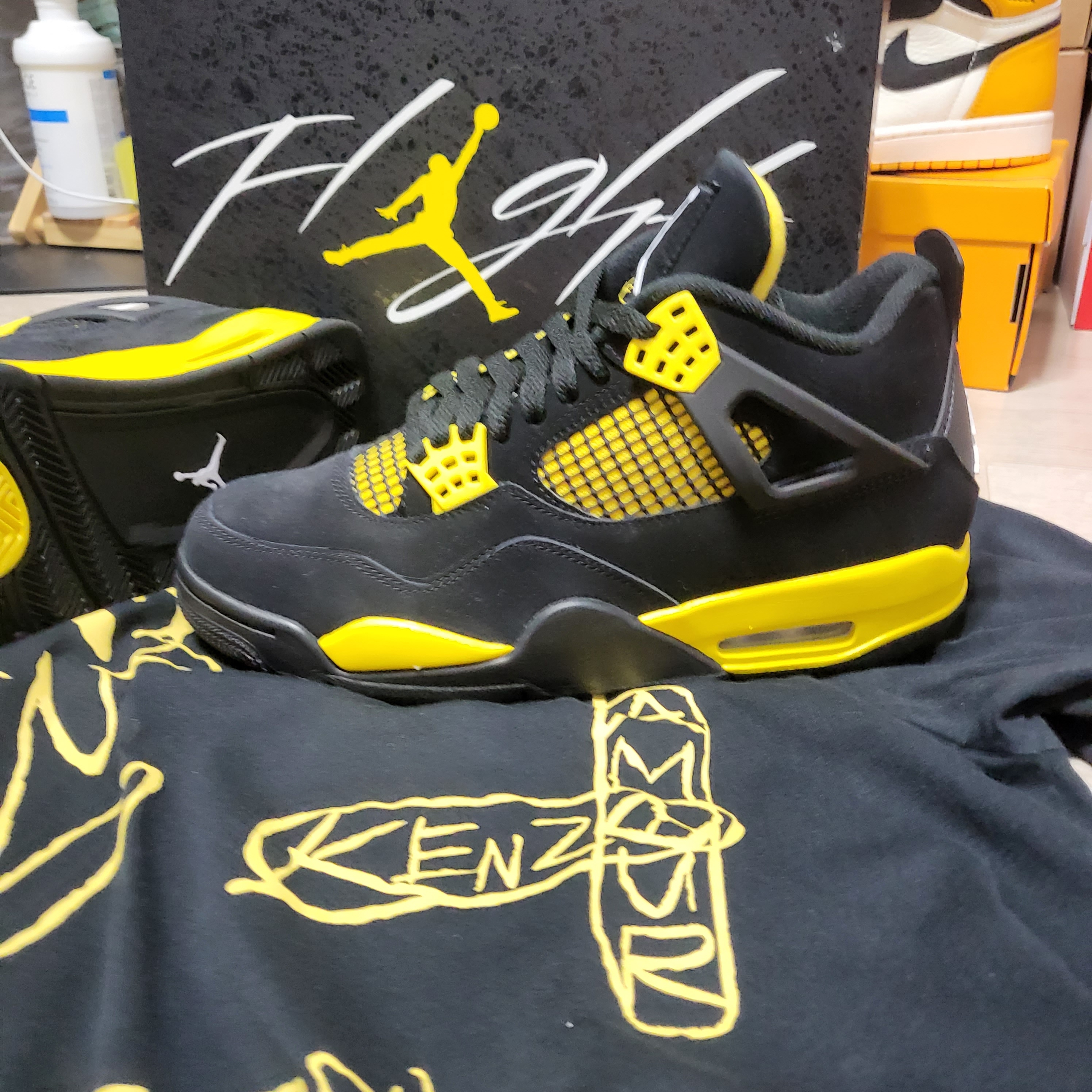 Jordan 4 Retro Thunder 2023, Jordan 1 Retro High OG Taxi 착용 스타일 - 1