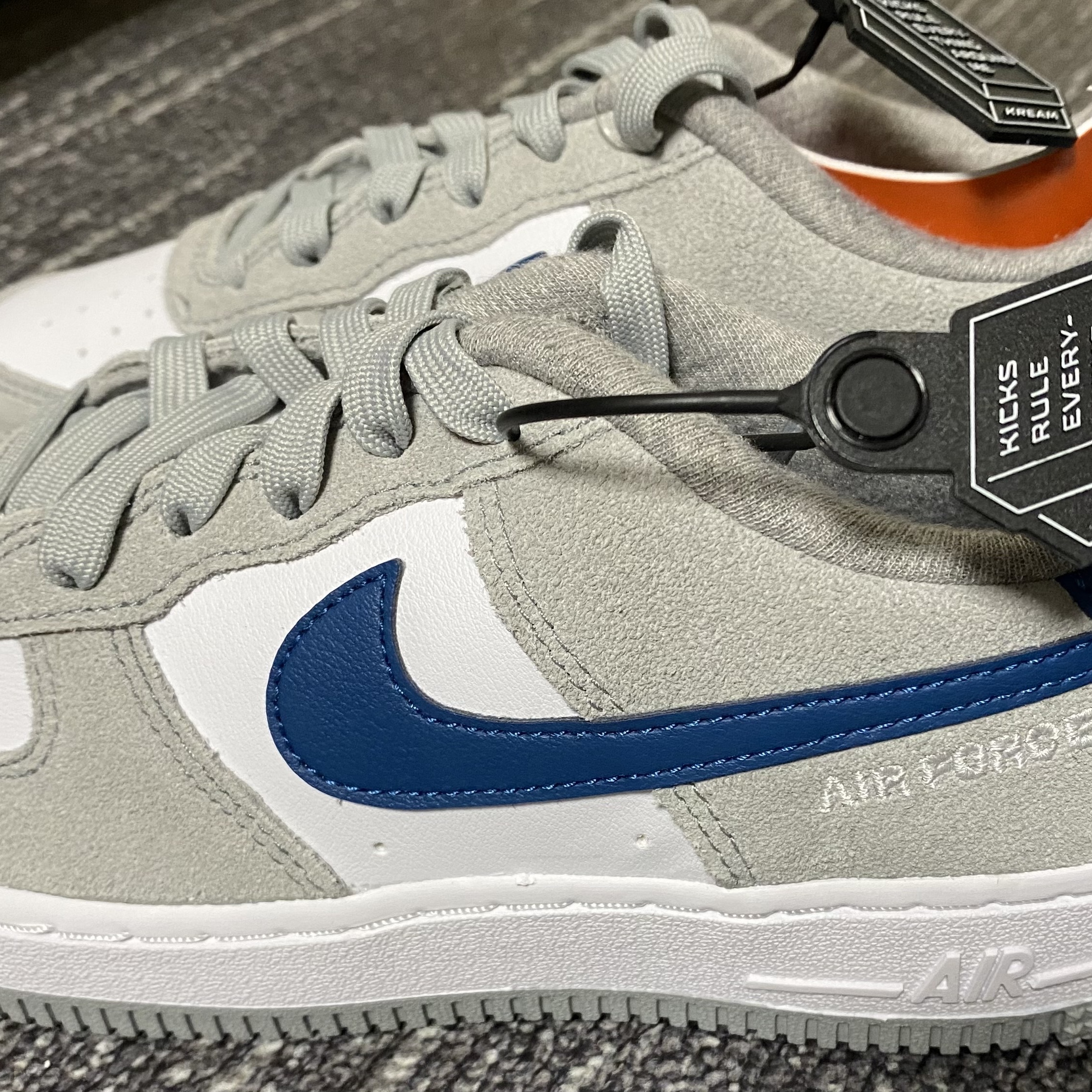 (GS) Nike Air Force 1 LV8 Athletic Club Light Smoke Grey Marina 착용 스타일 - 1
