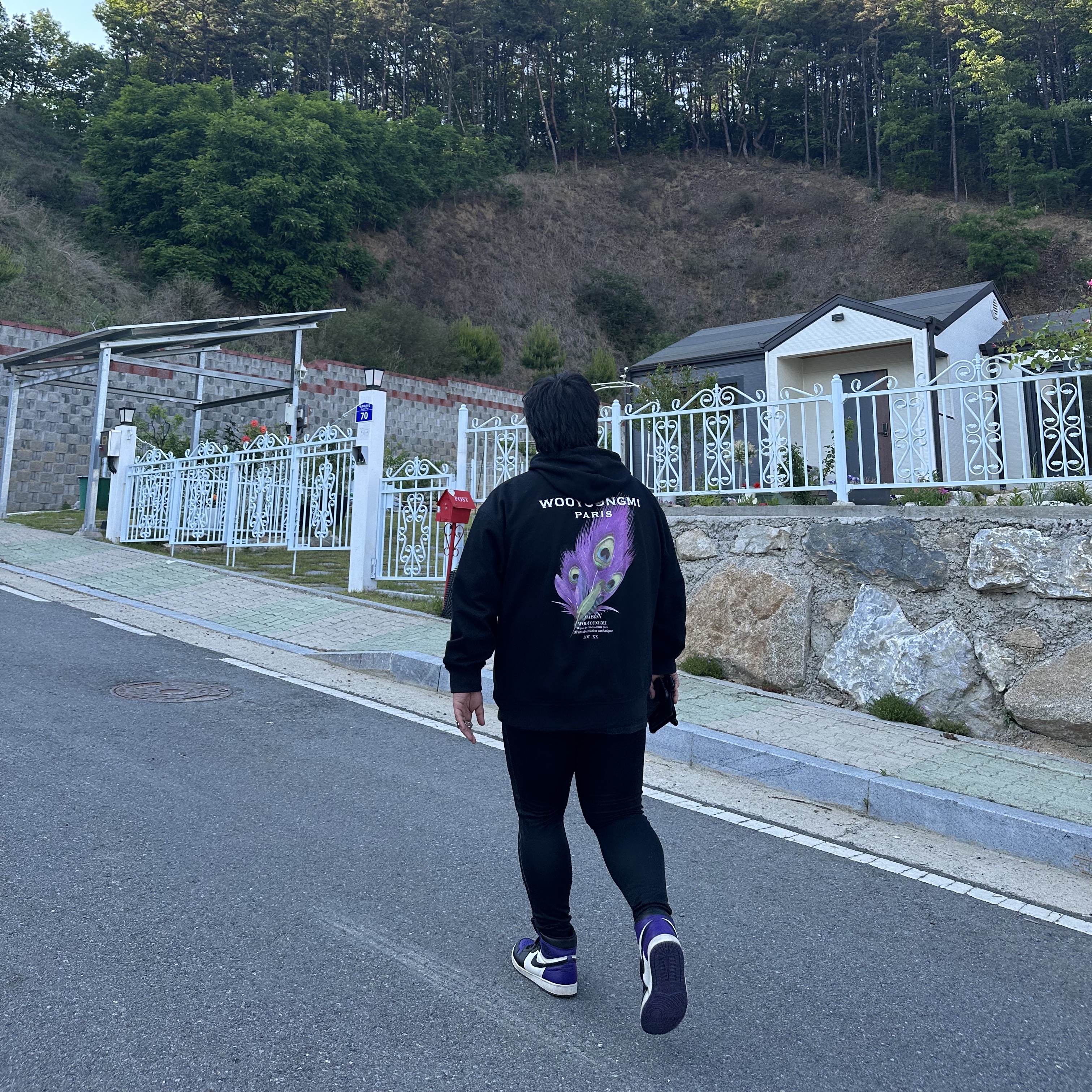 Wooyoungmi Feather Back Logo Hooded Sweatshirt Black - 23SS 착용 스타일