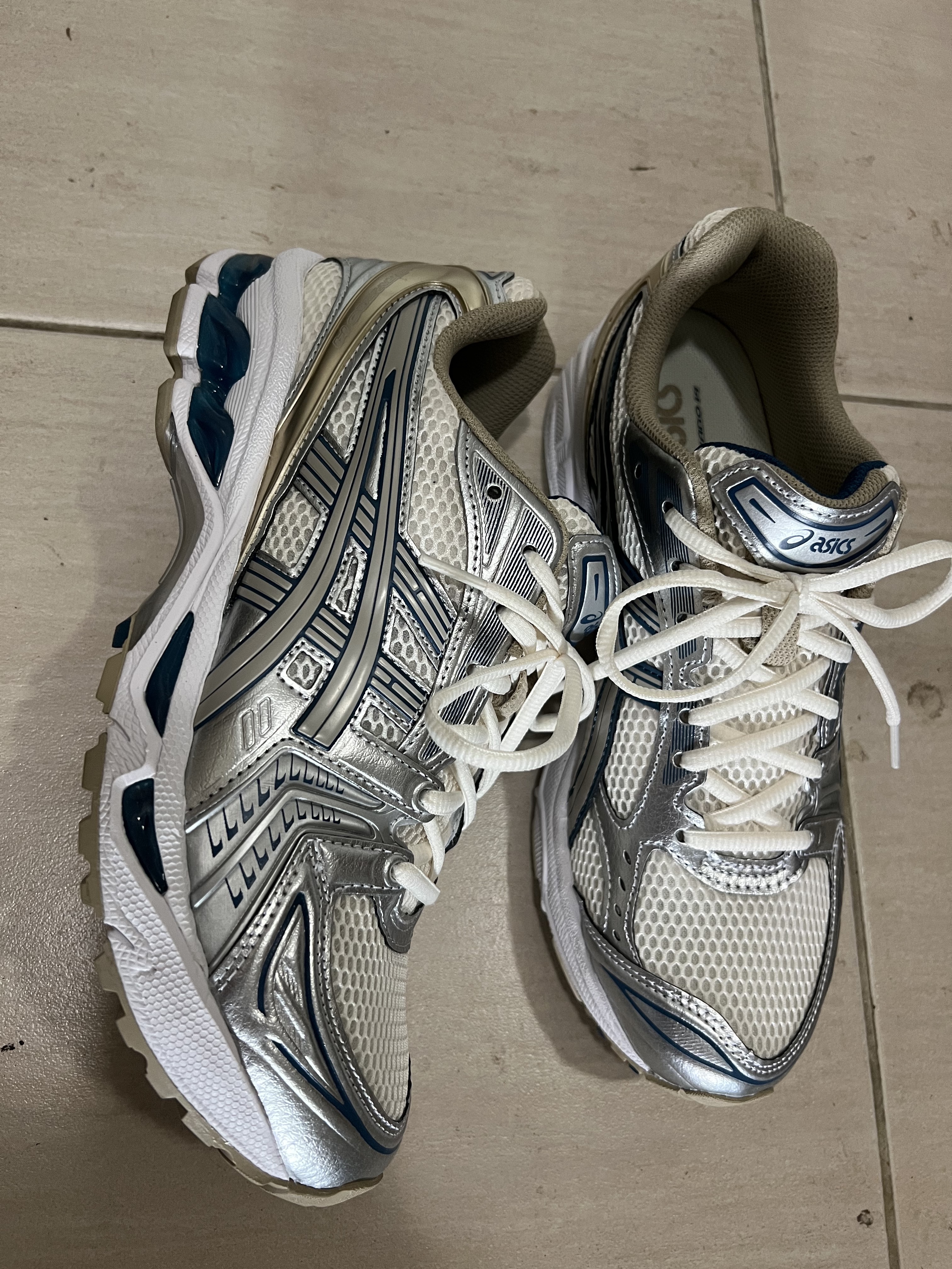 Asics Gel-Kayano 14 Cream Pure Silver 착용 스타일