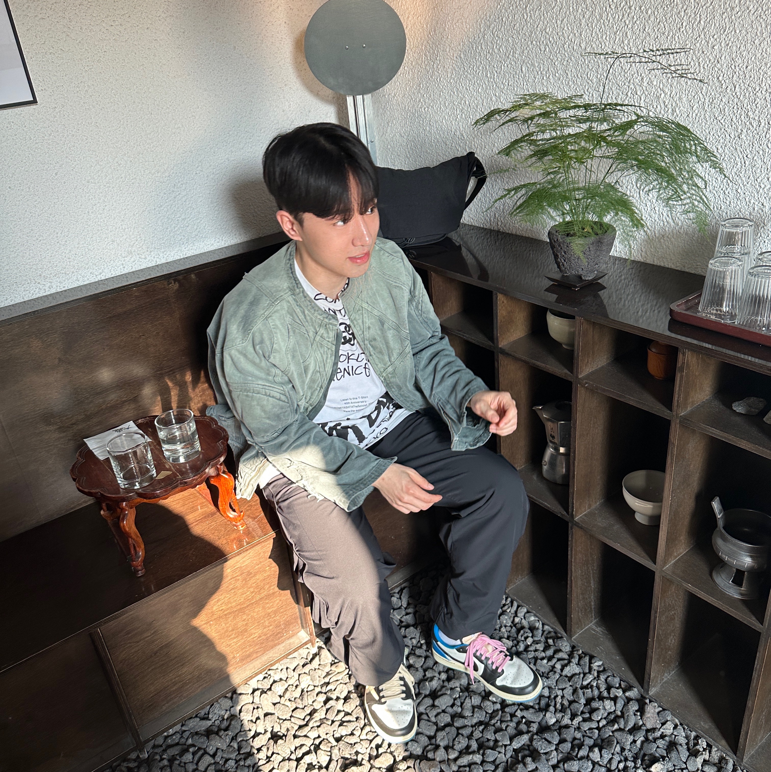 Jordan 1 x Travis Scott x Fragment Retro Low OG SP Military Blue, Stussy x Takahiromiyashita The Soloist 40 WT T-Shirt 착용 스타일