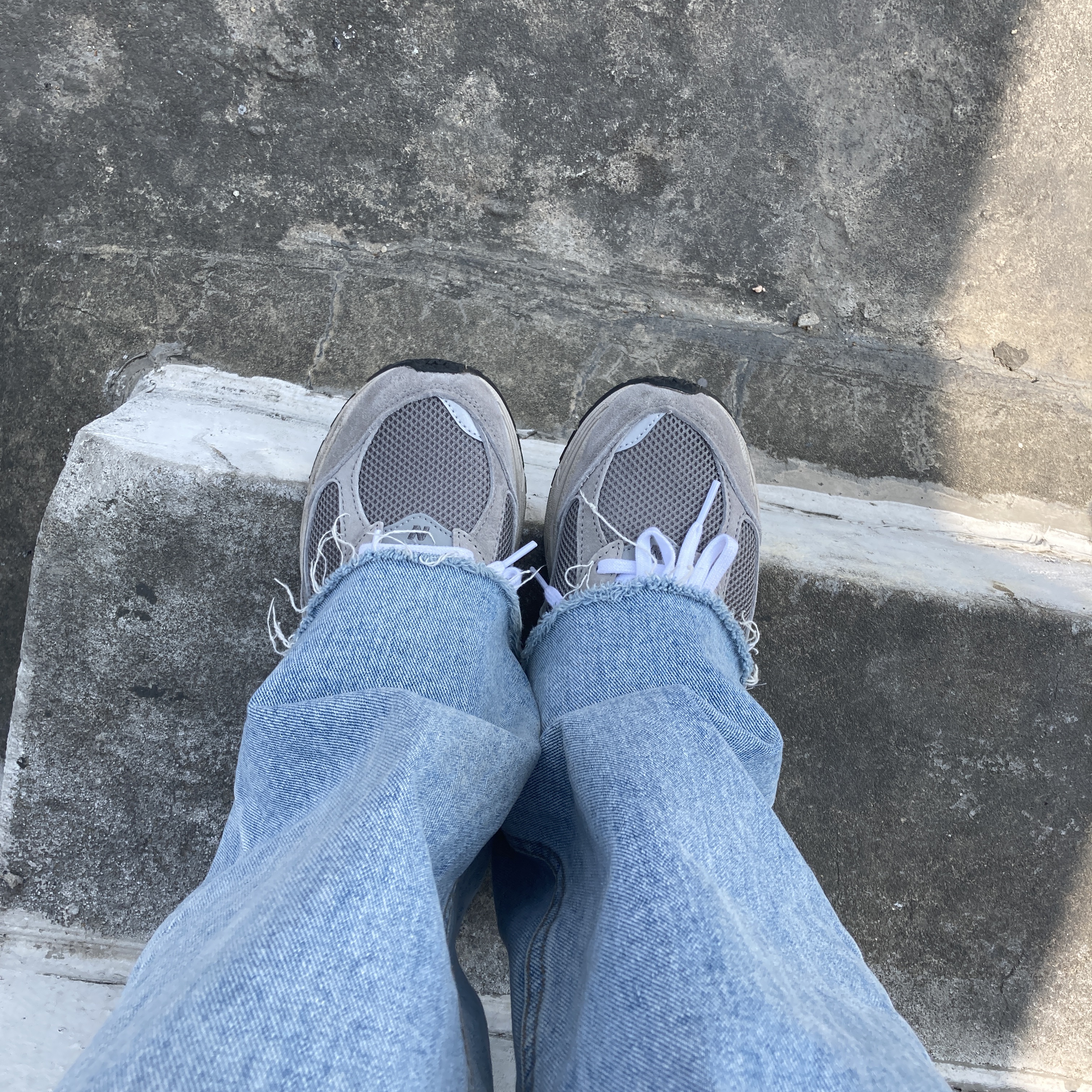 New Balance 2002R Grey 착용 스타일