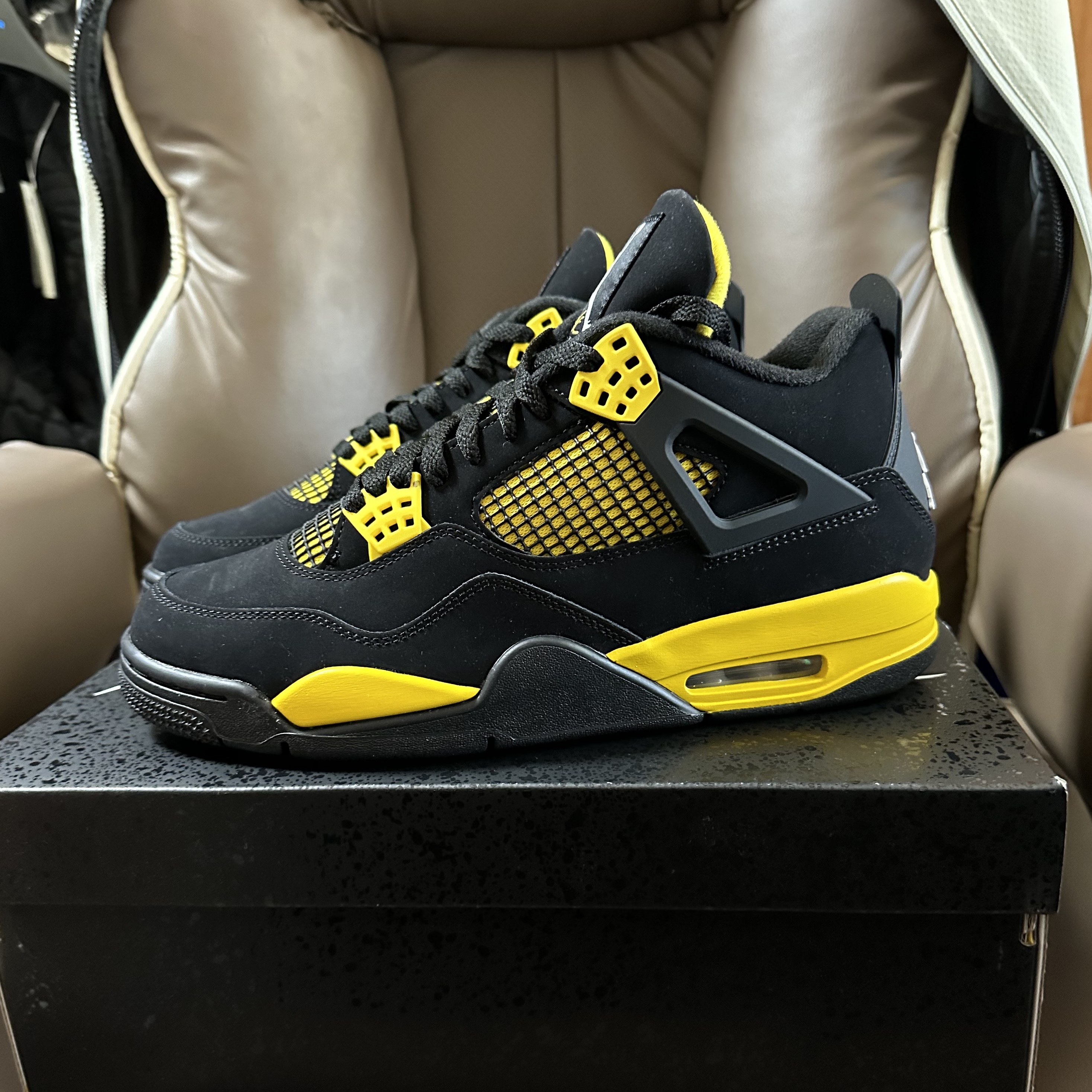 Jordan 4 Retro Thunder 2023 착용 스타일 - 1