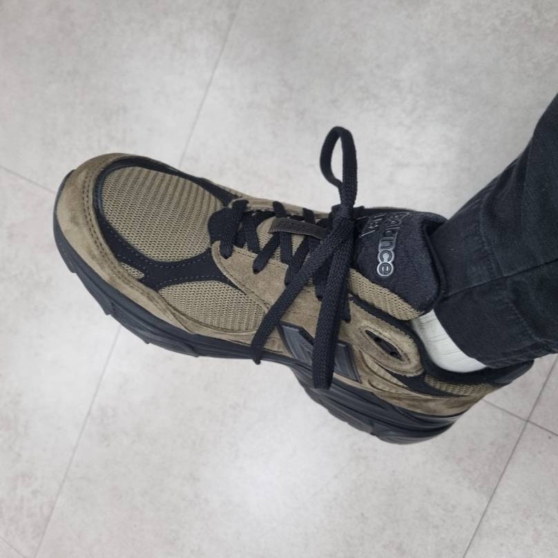 New Balance x JJJJound 990v3 Brown Black 착용 스타일 - 1