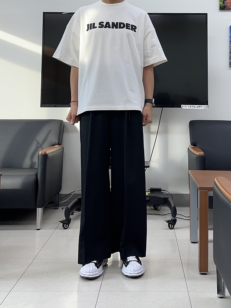 Jil Sander Logo T-Shirt Natural 착용 스타일 - 2