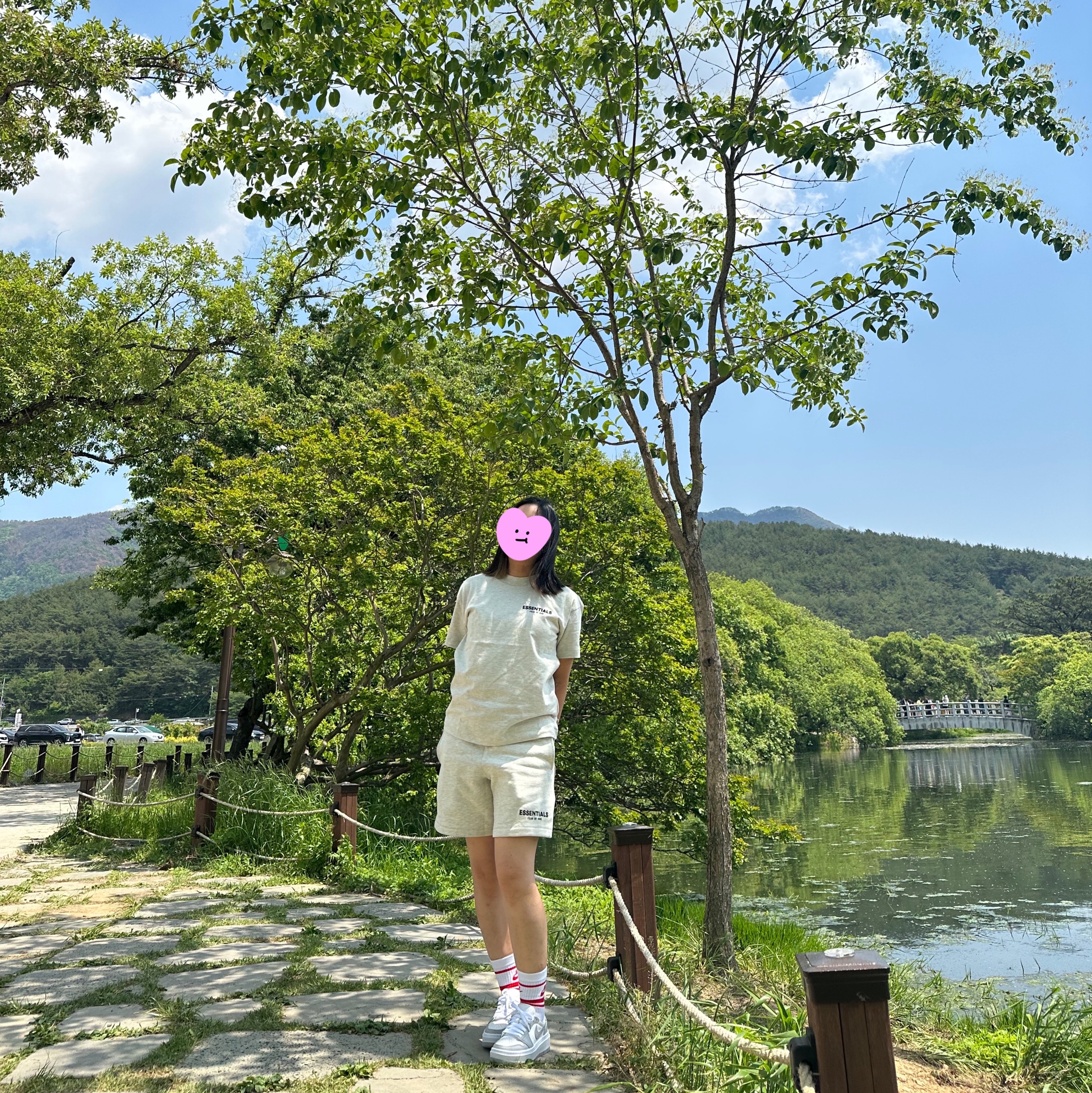 (W) Jordan 1 Elevate Low White and Wolf Grey, (Kids) Essentials The Core Collection Sweatshorts Light Oatmeal 착용 스타일 - 1