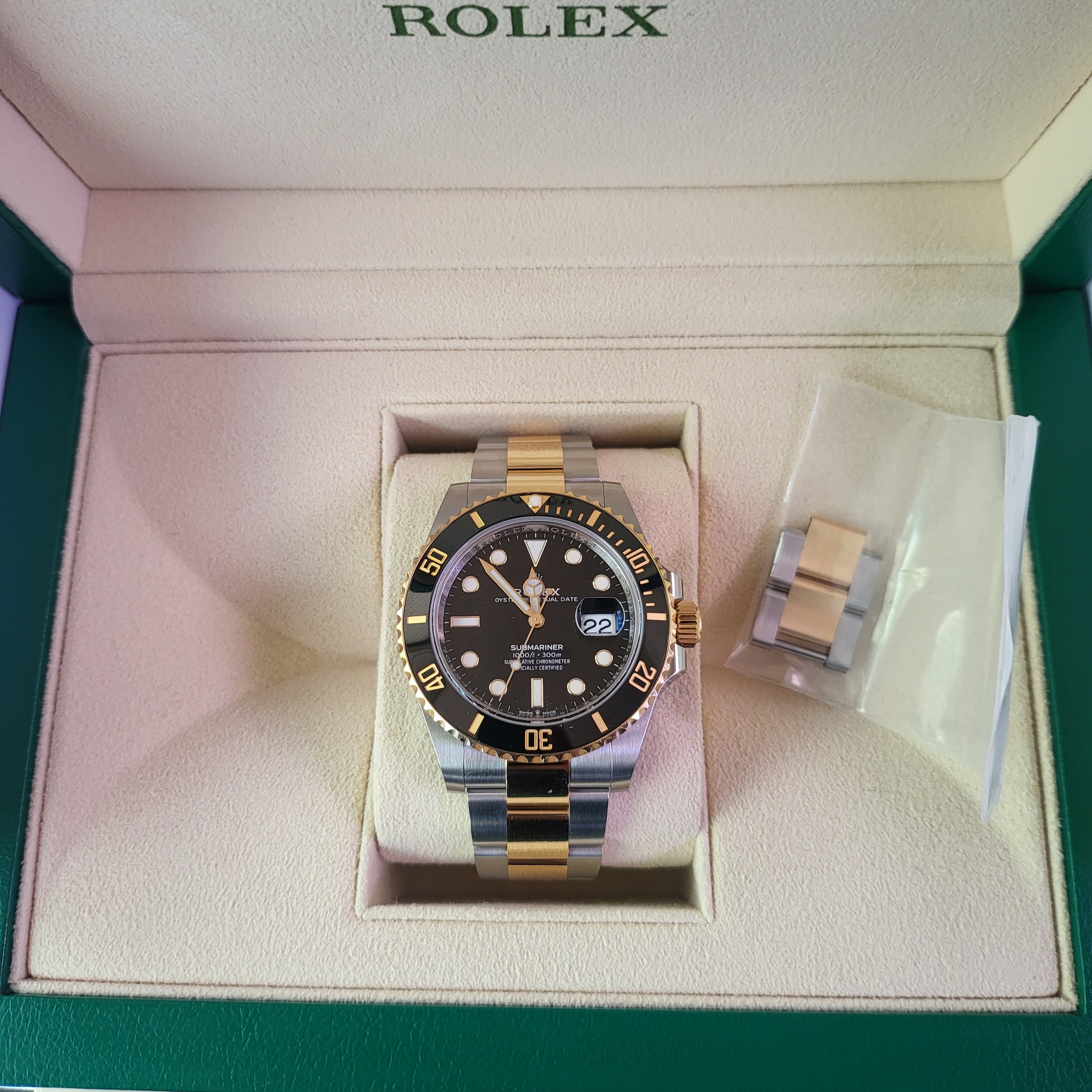 롤렉스 서브마리너 데이트 41mm 126613LN 블랙 오이스터 착용 스타일