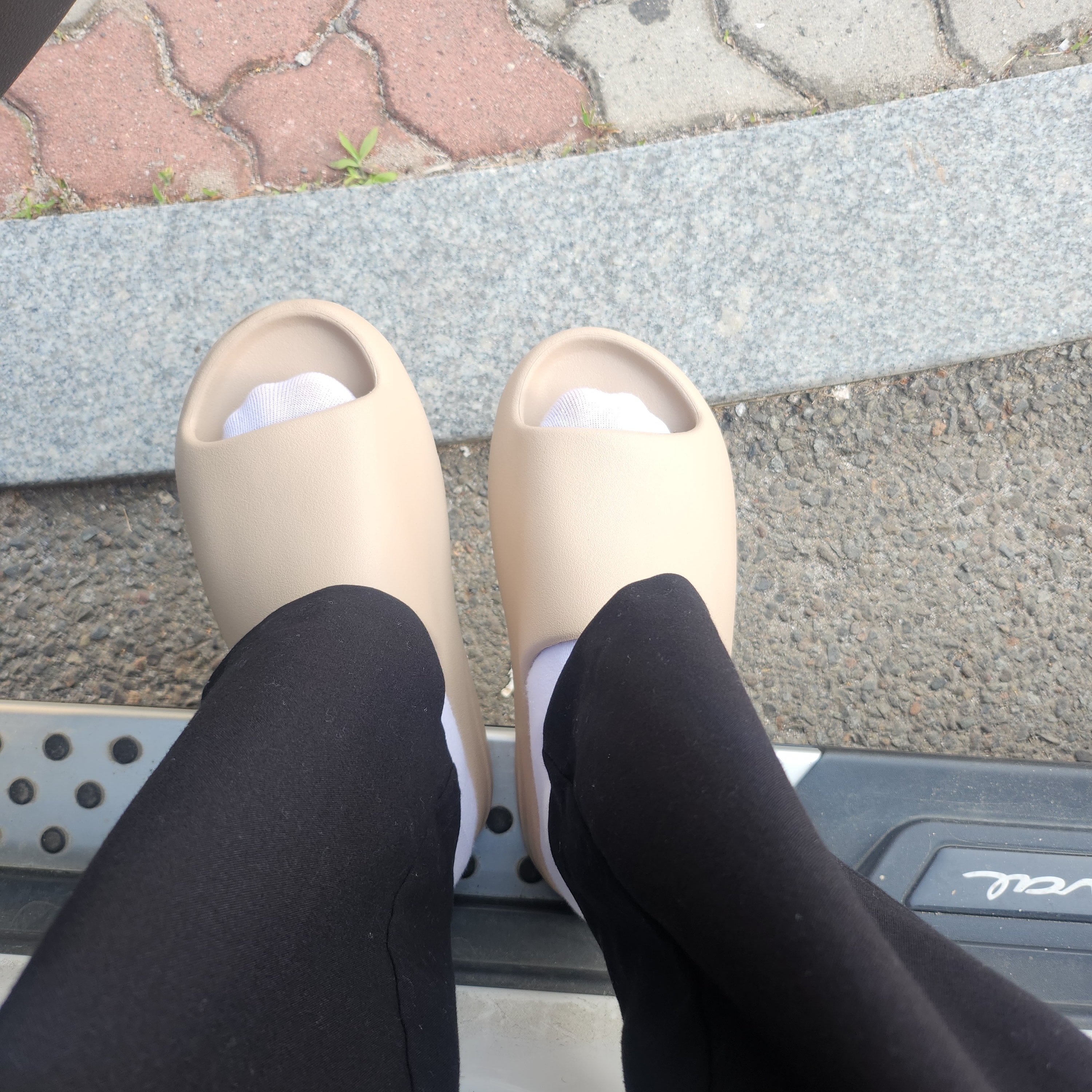 Adidas Yeezy Slide Pure - Re-Release Ver. 착용 스타일