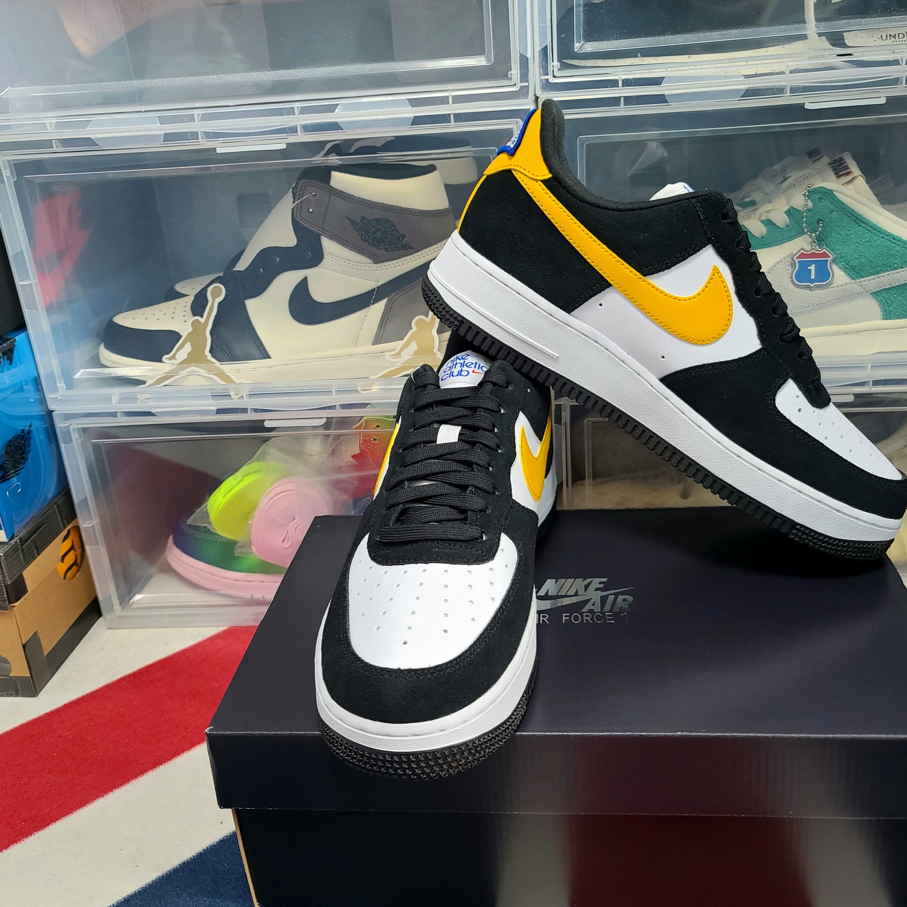 Nike Air Force 1 '07 LV8 Athletic Club Black Dark Sulfur 착용 스타일 - 2