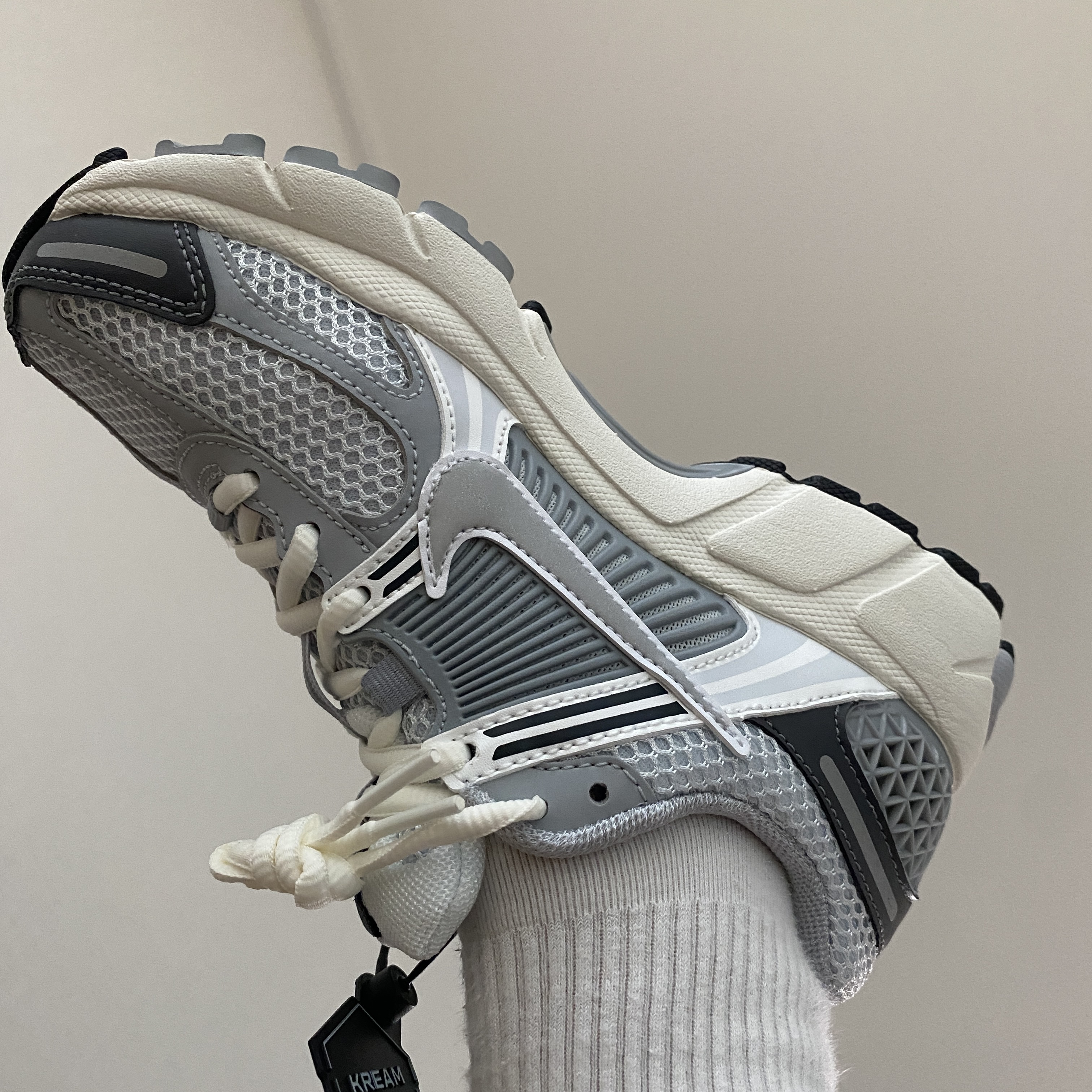 (W) Nike Zoom Vomero 5 Pure Platinum Metallic Silver 착용 스타일 - 2
